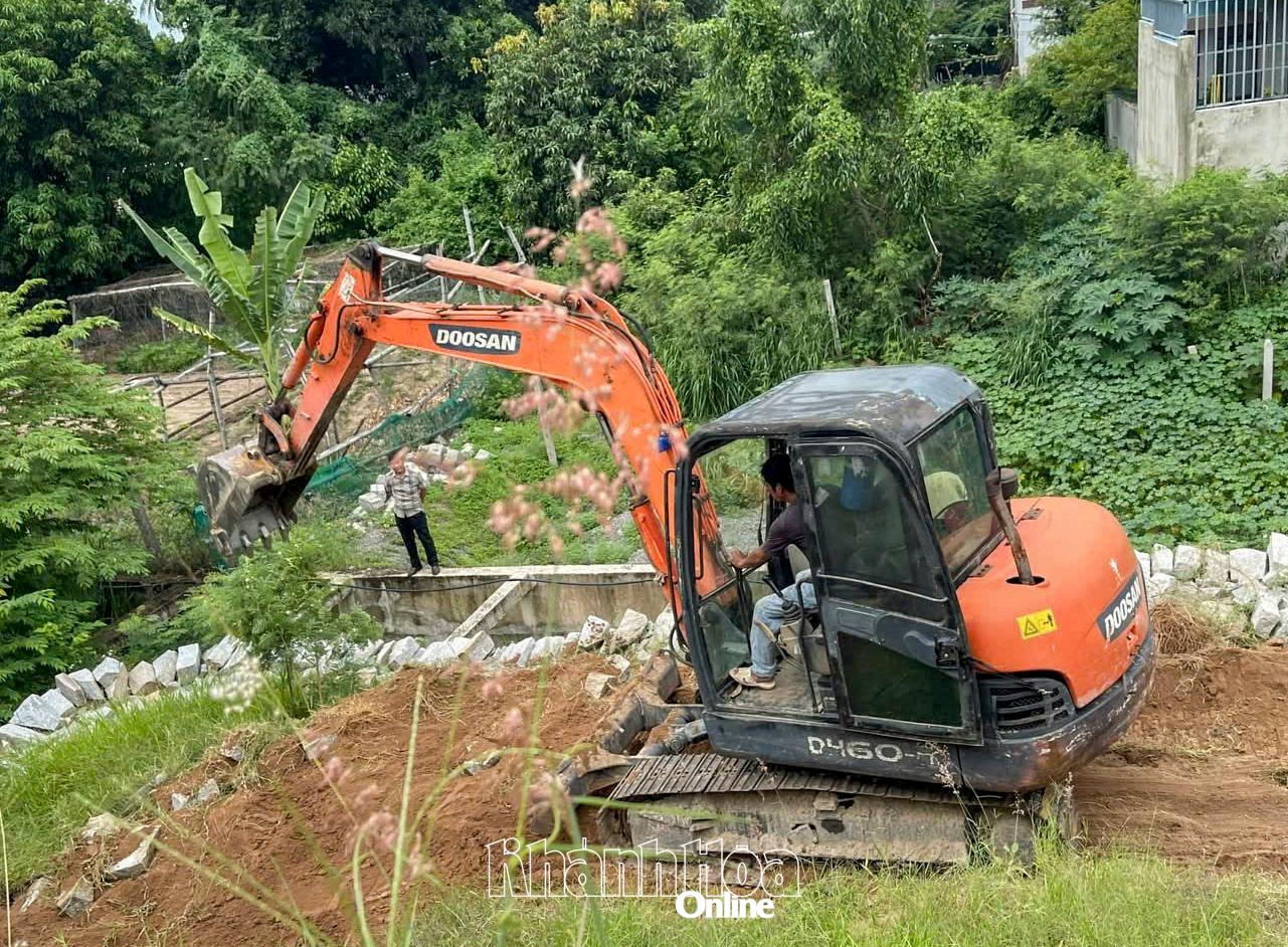 UBND phường Cam Ranh thực hiện cưỡng chế tháo dỡ công trình vi phạm trật tự xây dựng trên đường Lê Duẩn.