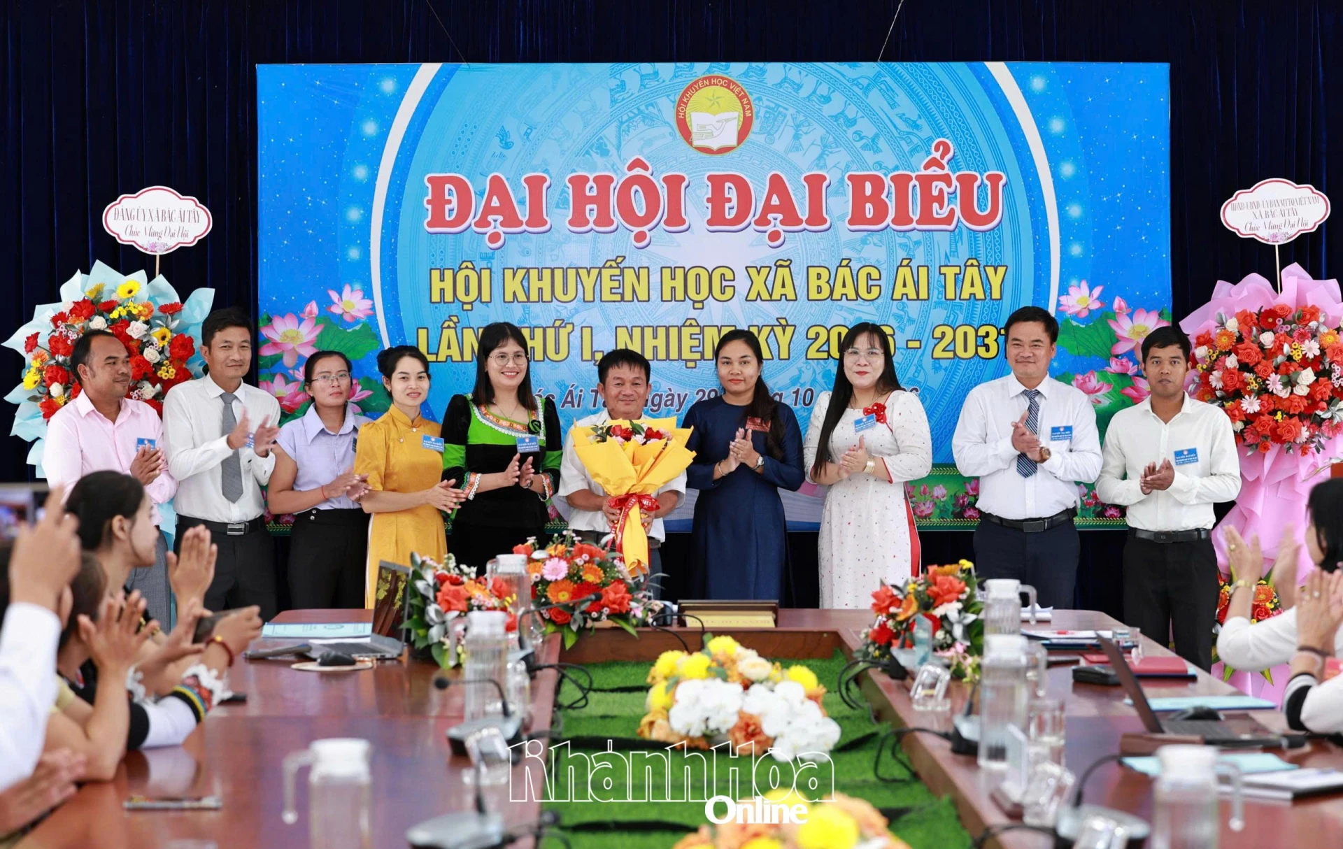 Lãnh đạo Đảng ủy xã Bác Ái Tây tặng hoa cho Ban chấp hành Hội Khuyến học.