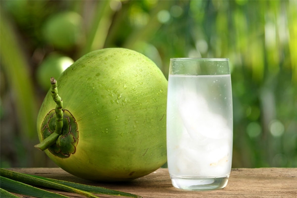 Nước dừa chứa lượng kali cao giúp bù nước và cân bằng điện giải hiệu quả.