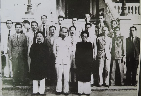 Chủ tịch Hồ Chí Minh và cụ Huỳnh Thúc Kháng (hàng đầu, thứ nhất từ phải sang) trong Chính phủ đầu tiên của nước Việt Nam dân chủ cộng hòa. Ảnh tư liệu.