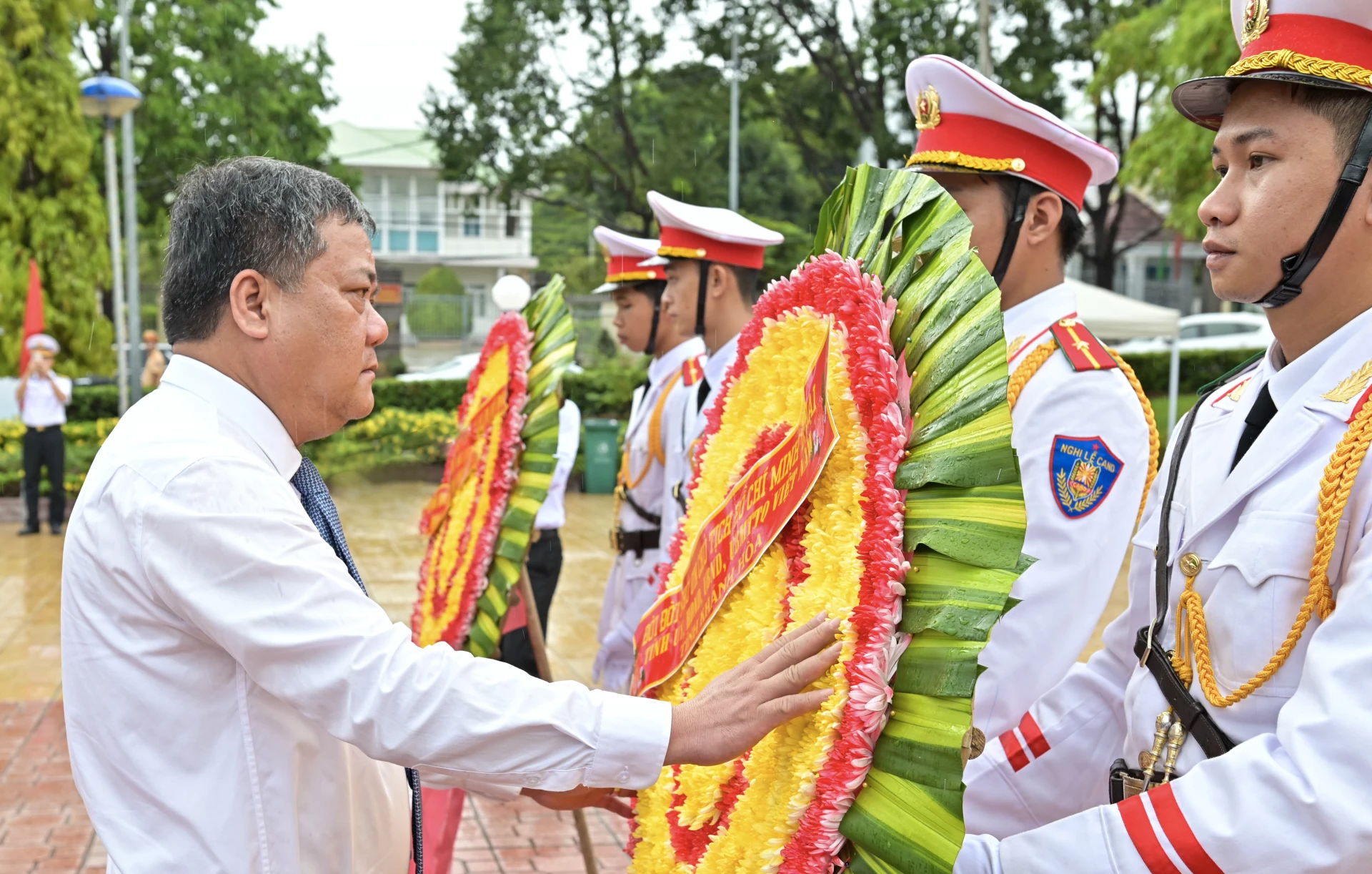 Bí thư Tỉnh ủy Trần Phong chỉnh hoa trước khi dâng lên Chủ tịch Hồ Chí Minh.
