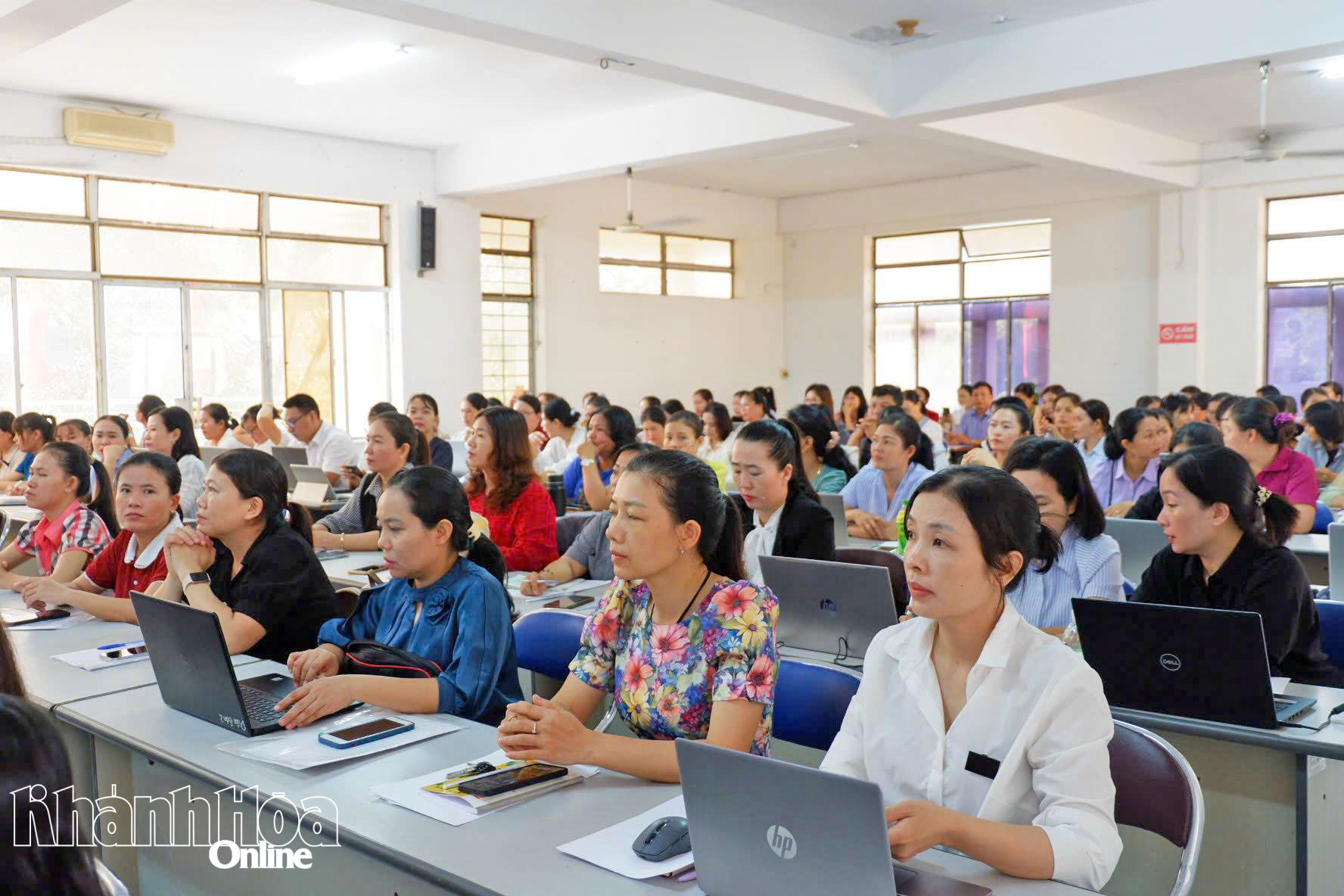 Các đại biểu tham dự lớp tập huấn nghiệp vụ thư viện.
