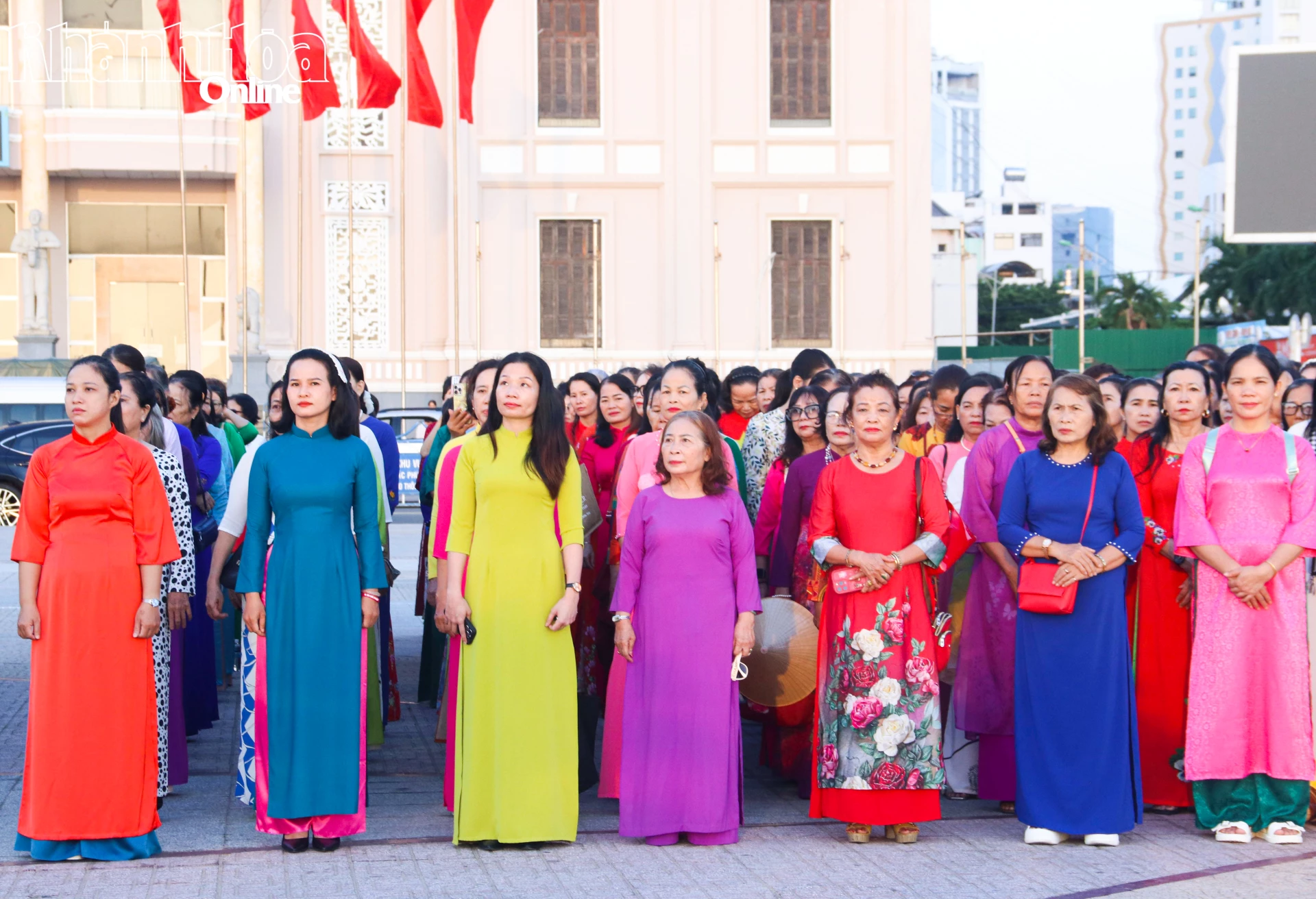 Cán bộ, hội viên phụ nữ các phường khu vực Nha Trang tham dự lễ chào cờ.