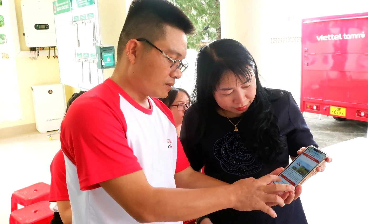 Nhân viên Viettel Khánh Hòa hướng dẫn người dân cài đặt ứng dụng Viettel Tammi tại Lễ ra mắt.
