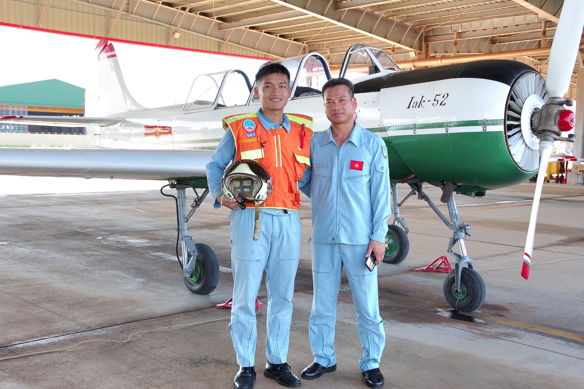 Thượng tá Trần Văn Tuấn - Chủ nhiệm an toàn bay chúc mừng Thượng sĩ Võ Minh Trung sau khi thả đơn.
