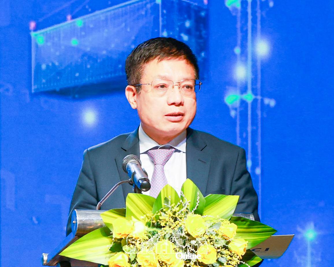 Chủ tịch VCCI Hồ Sĩ Hùng trao đổi về cải thiện các chỉ số năng lực cạnh tranh cấp tỉnh.