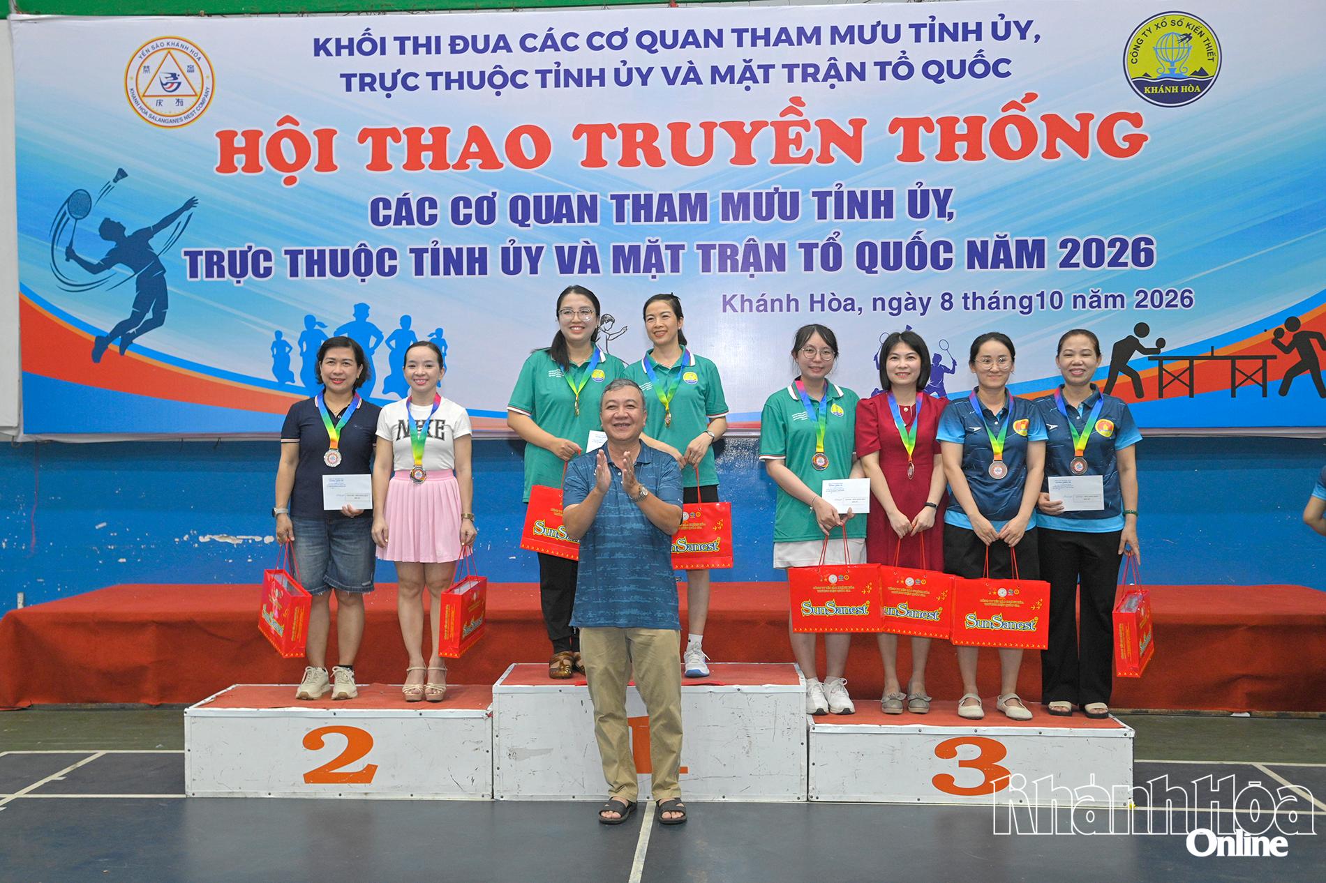 Đại diện Ban tổ chức trao huy chương giải thưởng cho các VĐV đôi nữ bóng bàn