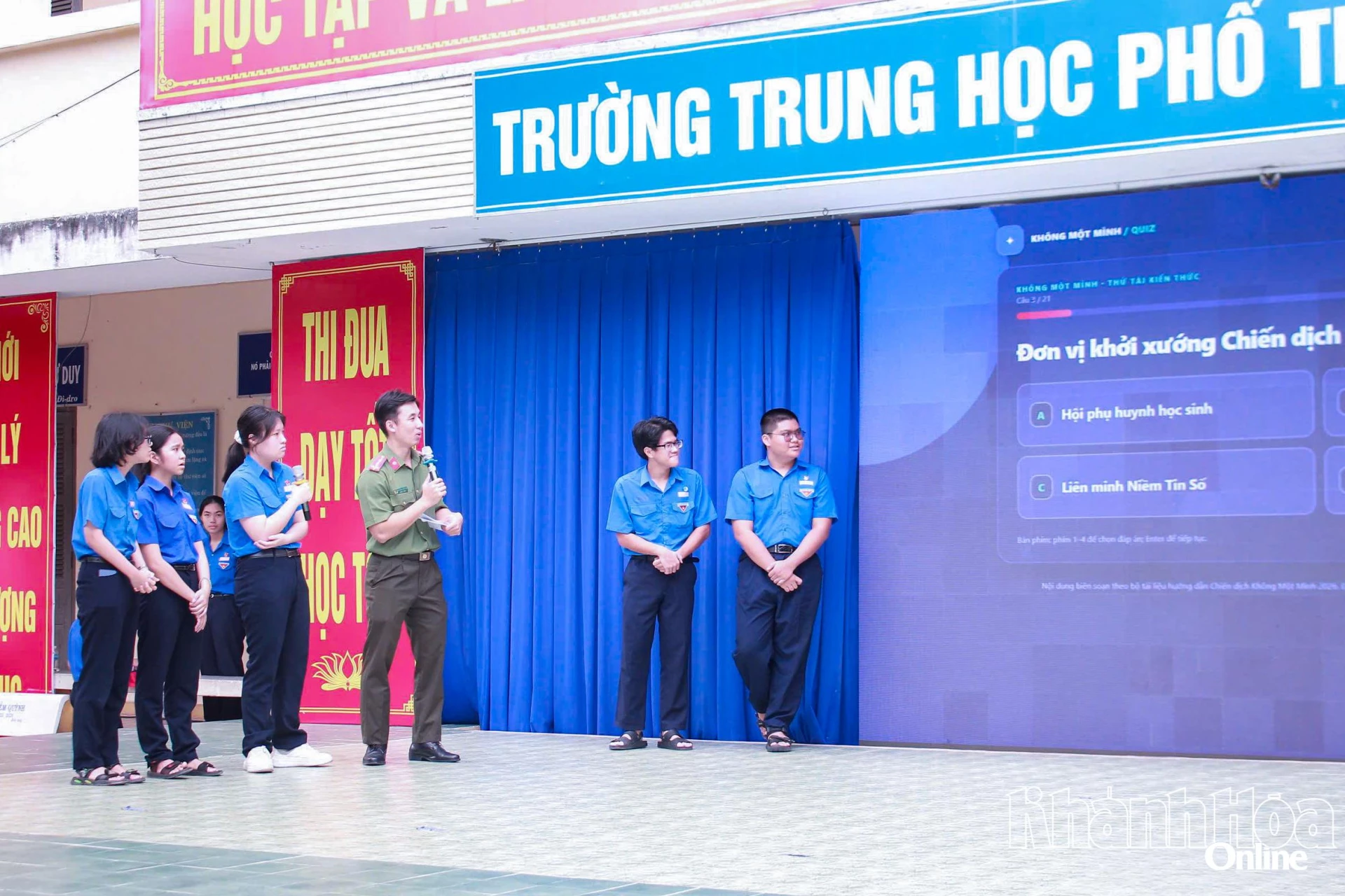 Học sinh tham gia giao lưu trả lời câu hỏi tại chương trình.