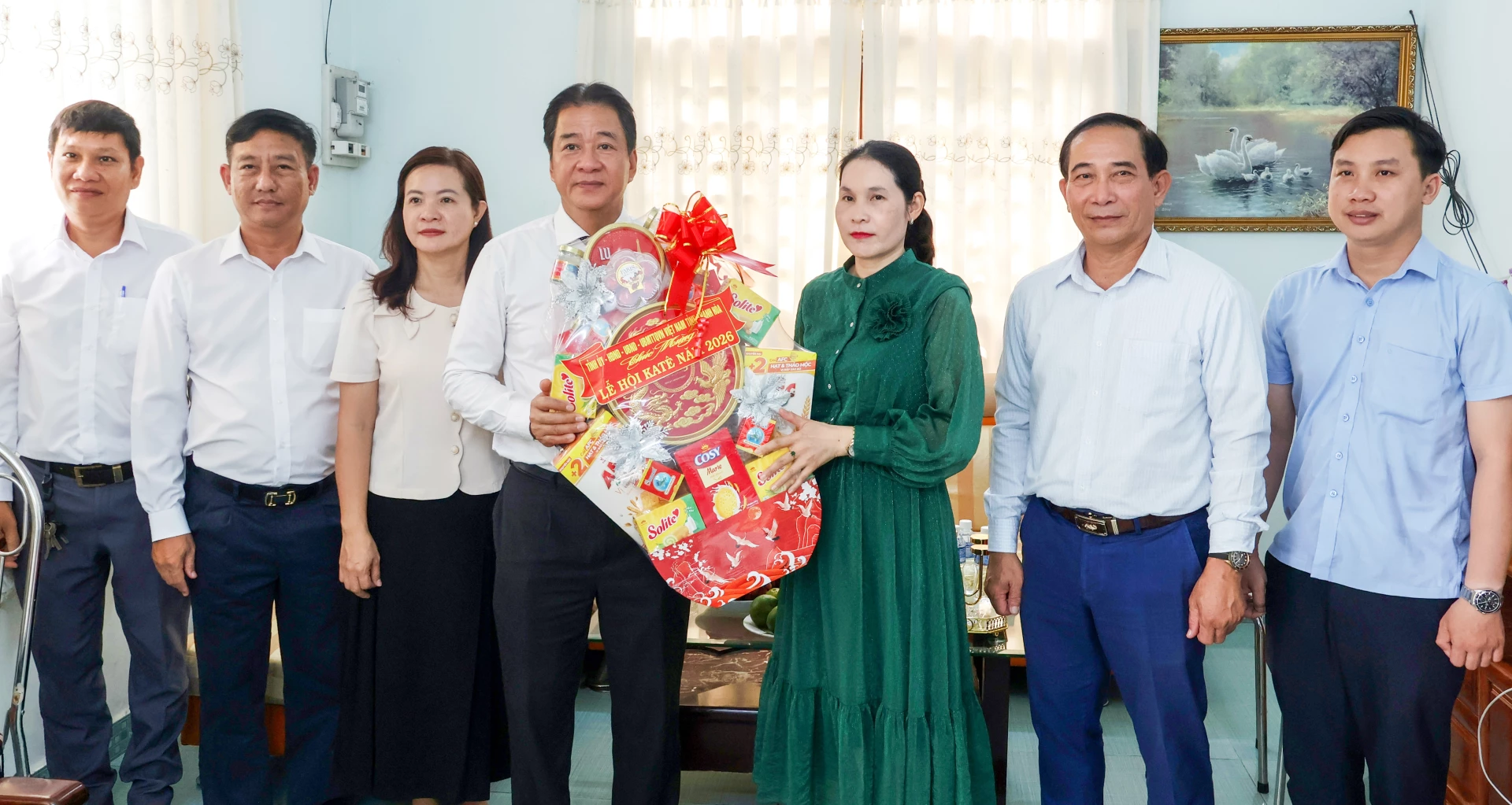 Đồng chí Nguyễn Long Biên tặng quà cho gia đình bà La Thoại Như Trang.