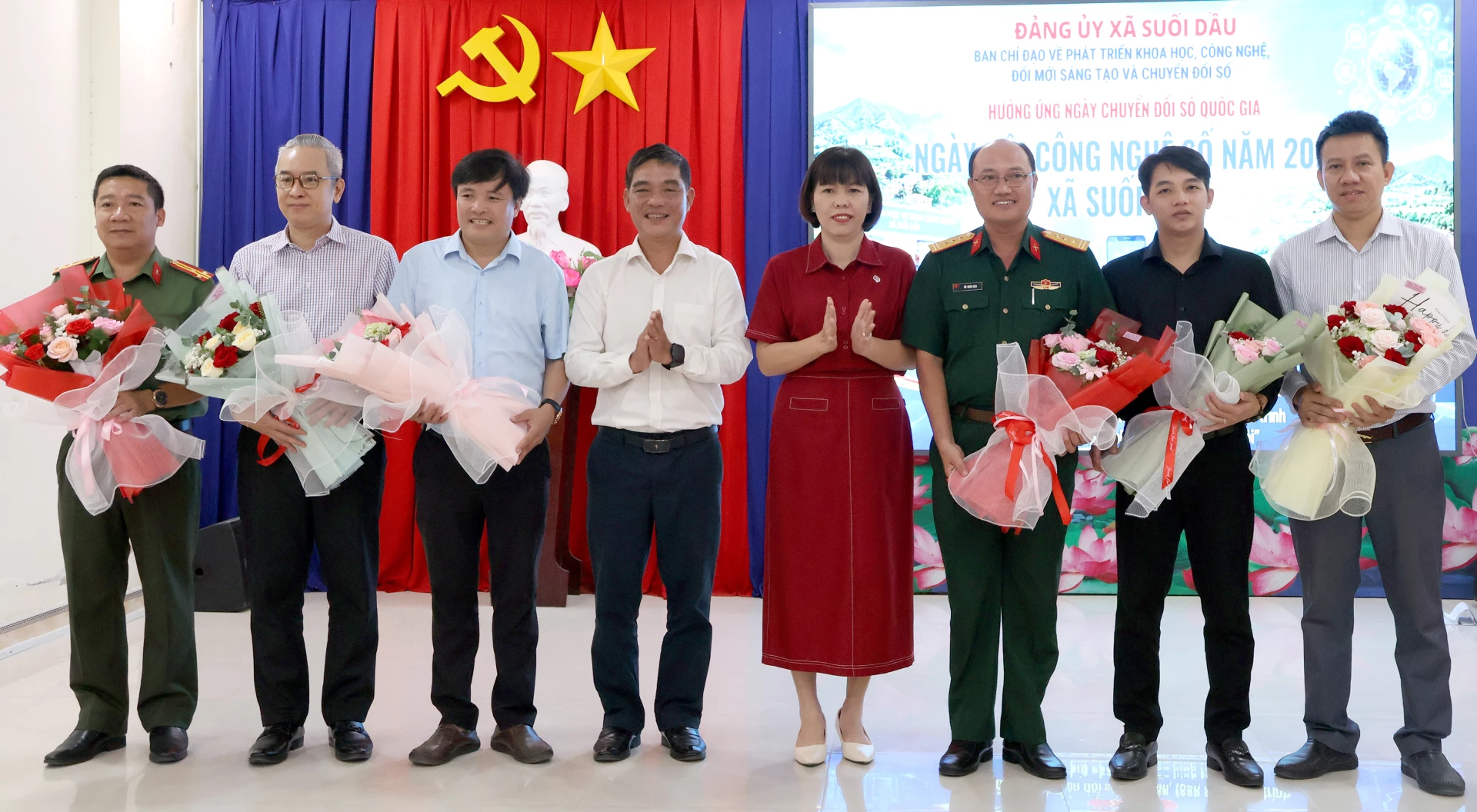 Lãnh đạo xã tặng hoa cho các chuyên, đại diện các Tập đoàn công nghệ.