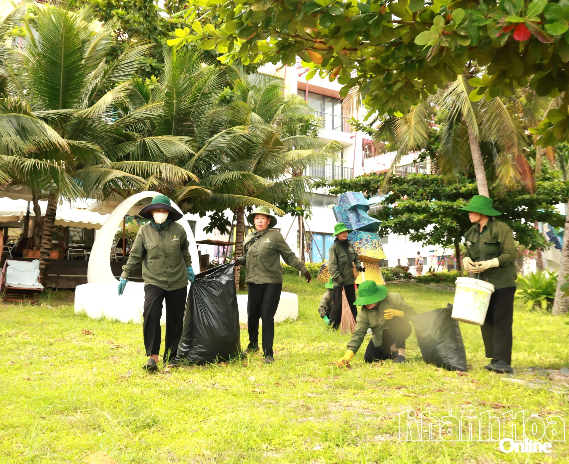Nhân viên Công ty Cổ phần Vega City thu gom rác thải trong khu vực phục vụ khách du lịch.