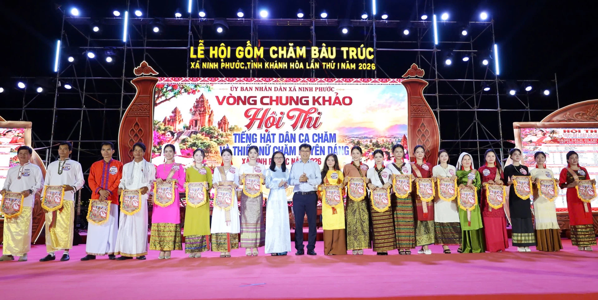 Ban tổ chức trao cờ lưu niệm cho các thí sinh.