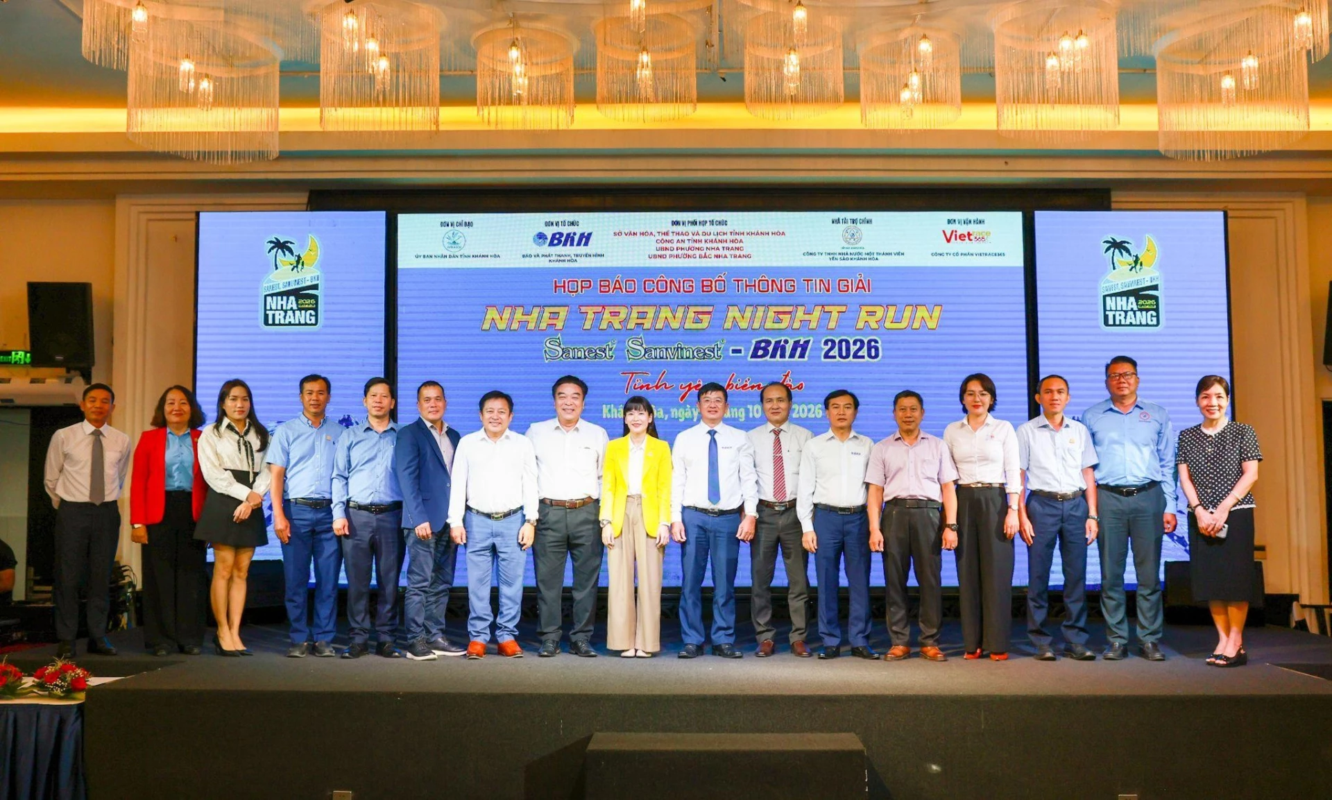 Đại diện Ban tổ chức cùng các đơn vị đồng hành, nhà tài trợ chụp hình lưu niệm tại buổi họp báo.