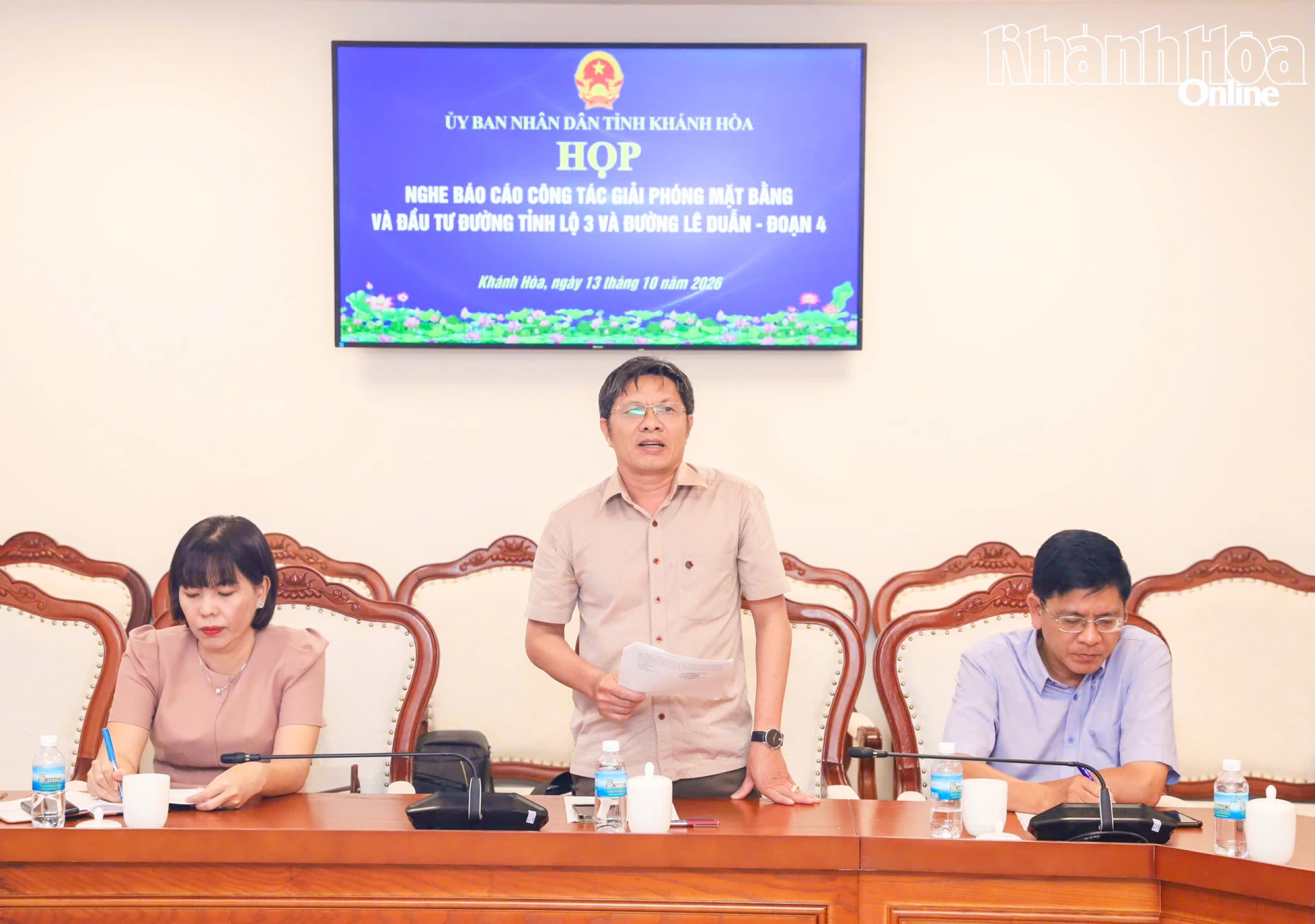 Lãnh đạo Sở Xây dựng phát biểu tại cuộc họp.