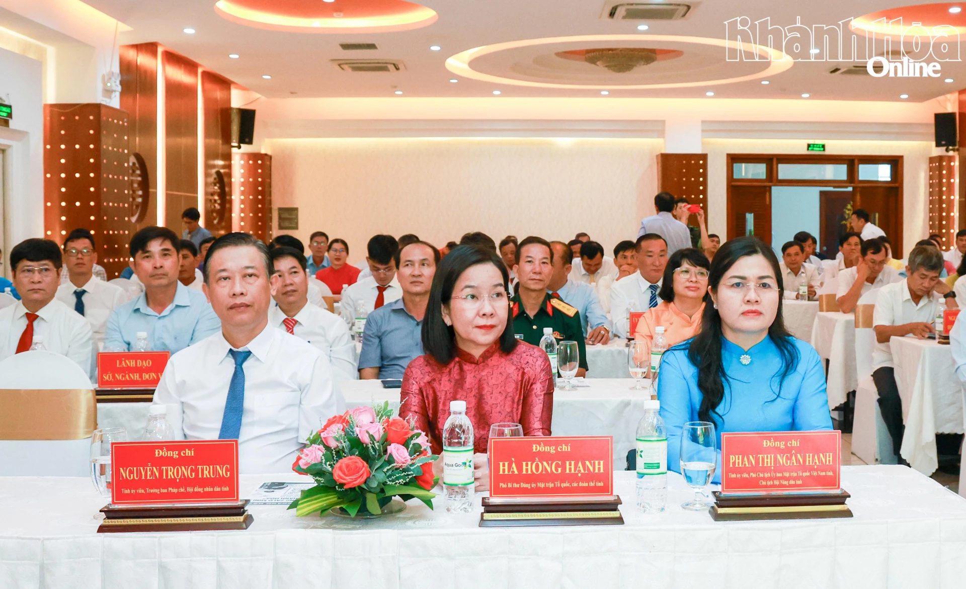 Các đại biểu tham dự buổi lễ.