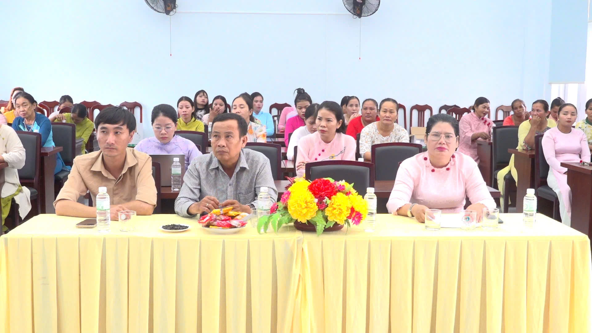 Các đại biểu tham dự tọa đàm. Ảnh: PHÙNG QUỲNH.