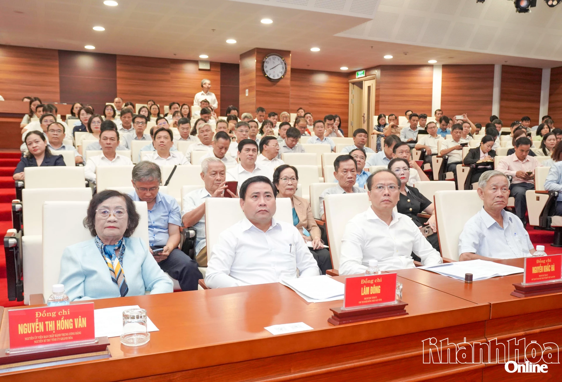 Các đồng chí: Nguyễn Thị Hồng Vân - nguyên Ủy viên Trung ương Đảng, nguyên Bí thư Tỉnh ủy; Lâm Đông - Phó Bí thư Tỉnh ủy, Chủ tịch HĐND tỉnh; Nguyễn Khắc Hà - Phó Bí thư Tỉnh ủy, Chủ tịch Ủy ban MTTQ Việt Nam tỉnh cùng các đồng chí đại biểu tham dự hội nghị.