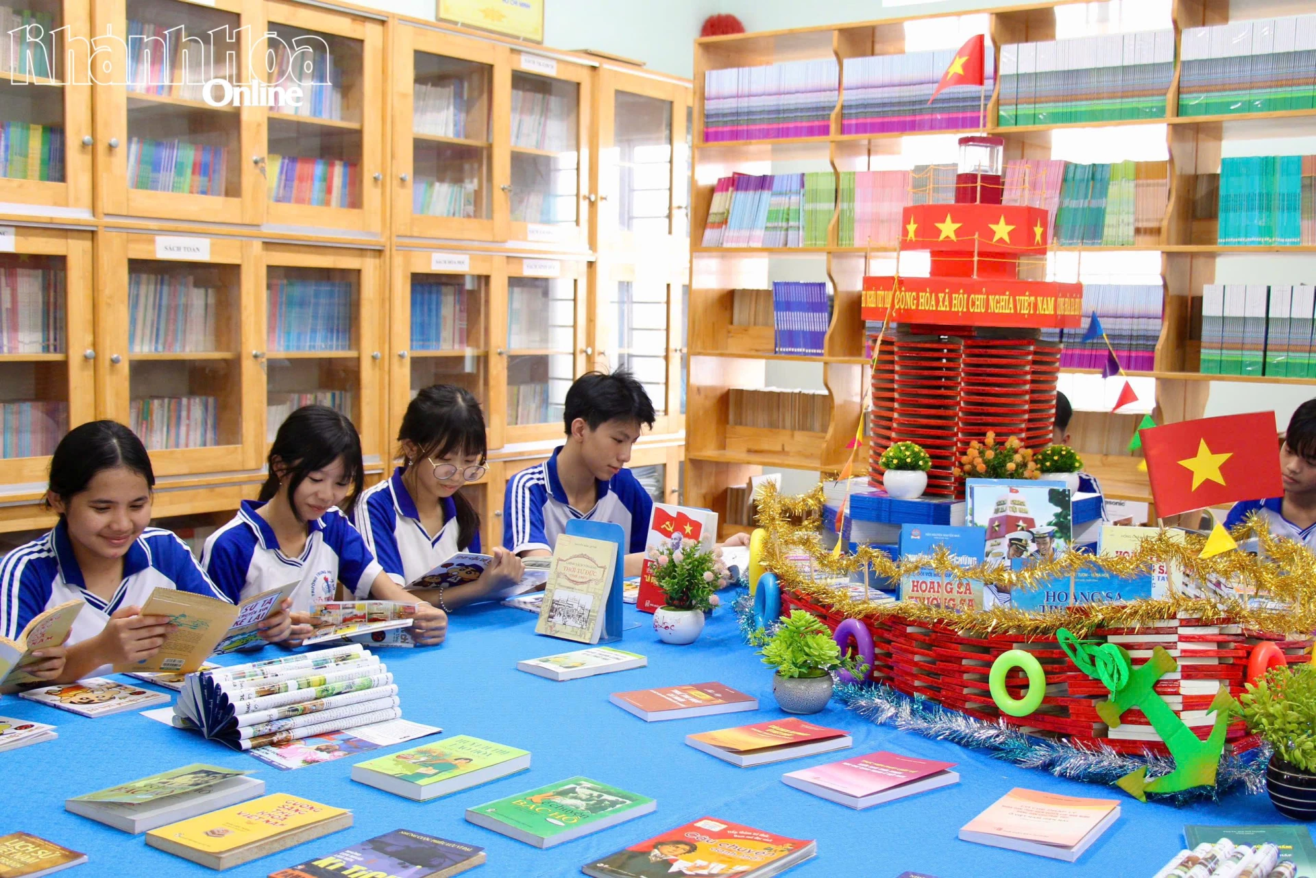 Học sinh Trường THCS Phan Rang (phân hiệu 1) đọc sách tại thư viện.