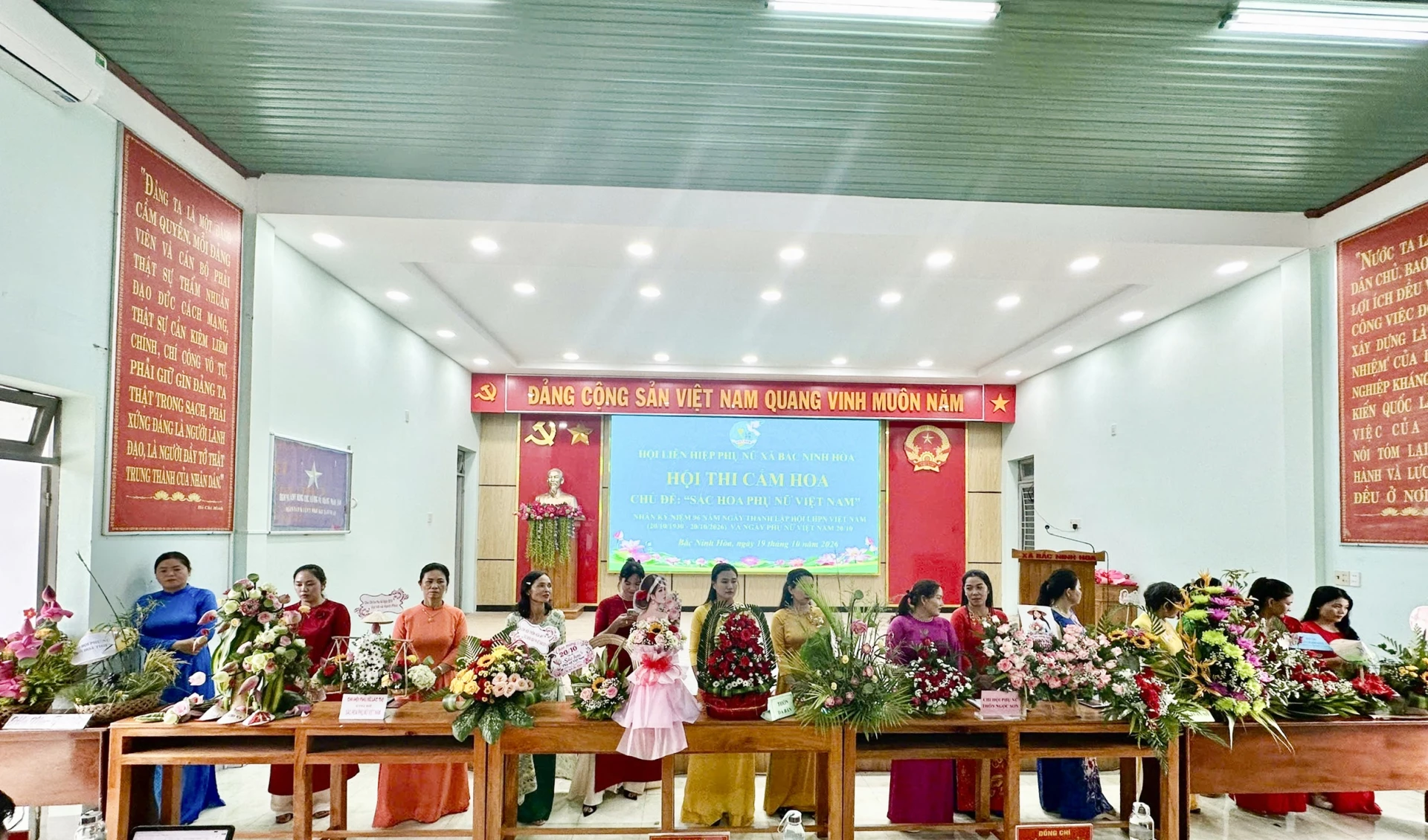Các tác phẩm hoa do các đội thực hiện.