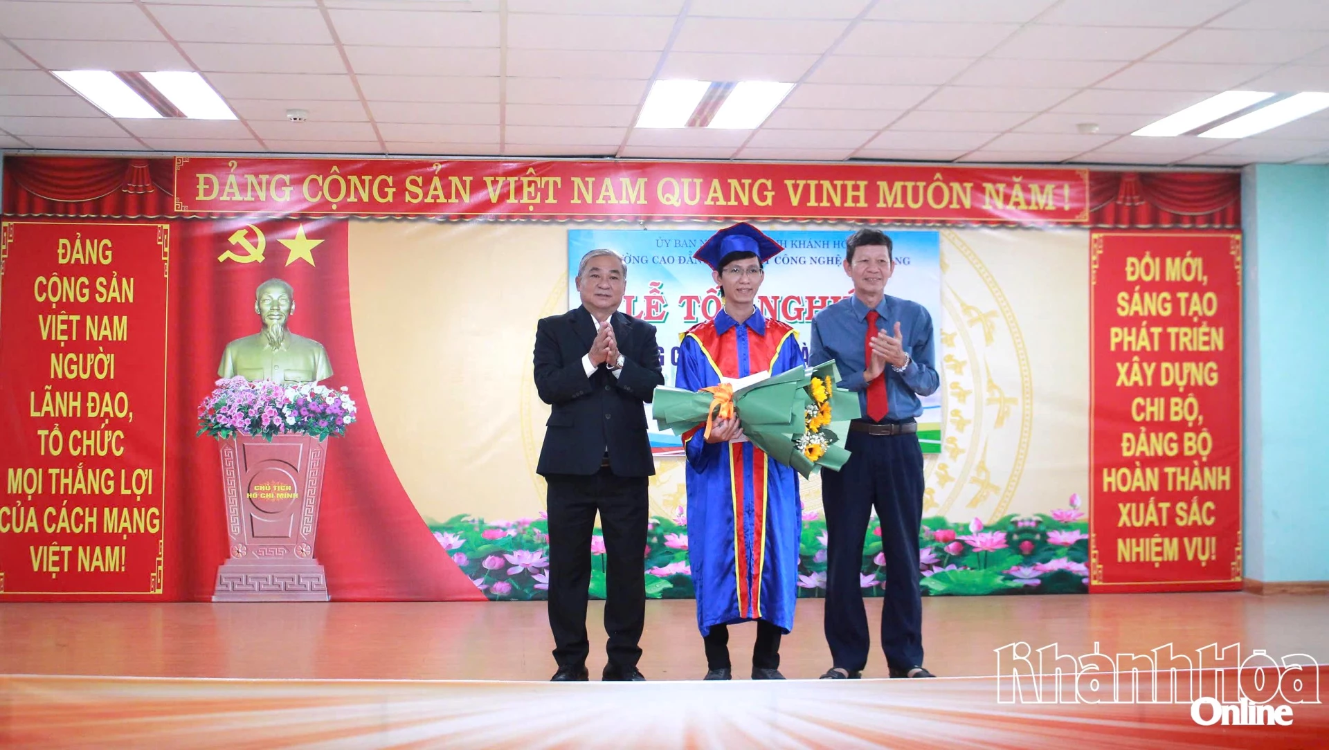 Ban Giám hiệu nhà trường trao giấy khen và phần thưởng cho học sinh xếp loại xuất sắc.