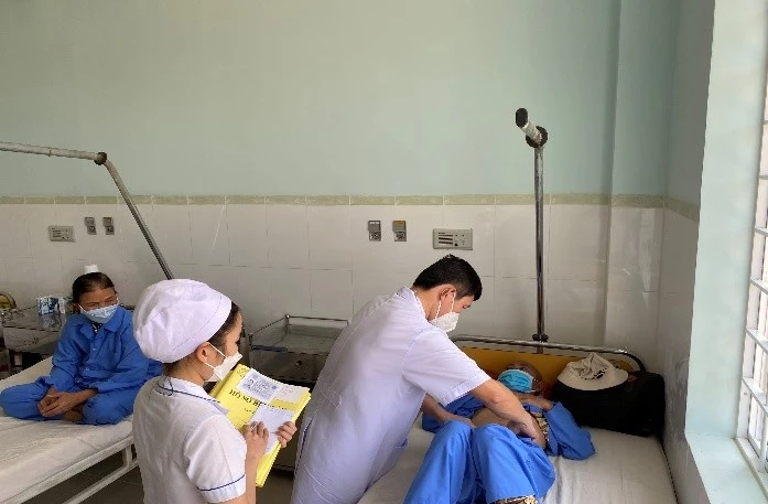 Bác sĩ, điều dưỡng khoa Nội đầu cổ và tuyến vú đang khám điều trị và chăm sóc bệnh nhân.