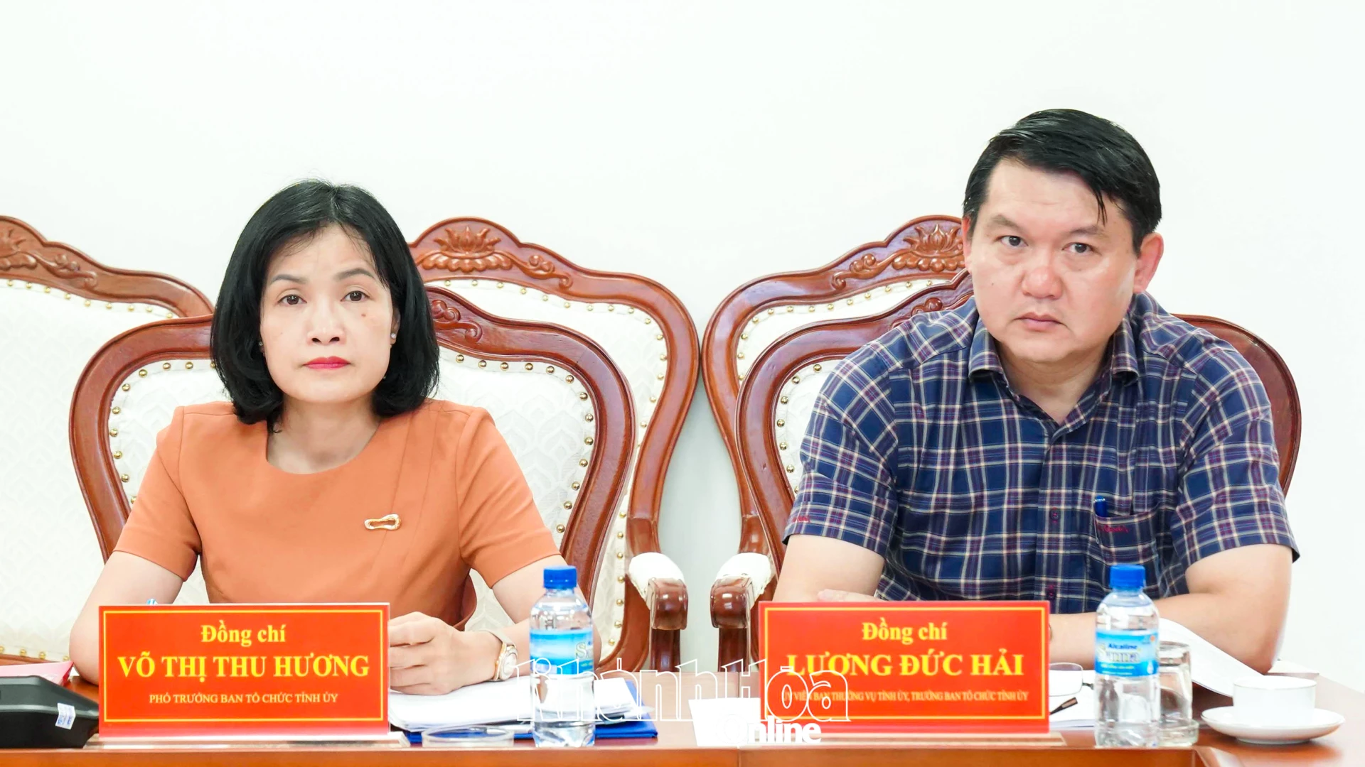 Đồng chí Lương Đức Hải và đồng chí Võ Thị Thu Hương - Phó Trưởng Ban Tổ chức Tỉnh ủy tham dự hội nghị.