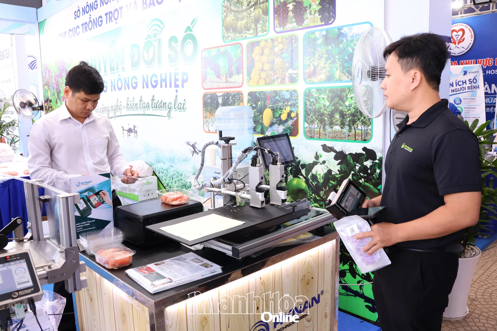 Trãi nghiệm thiết bị nông nghiệp thông minh.