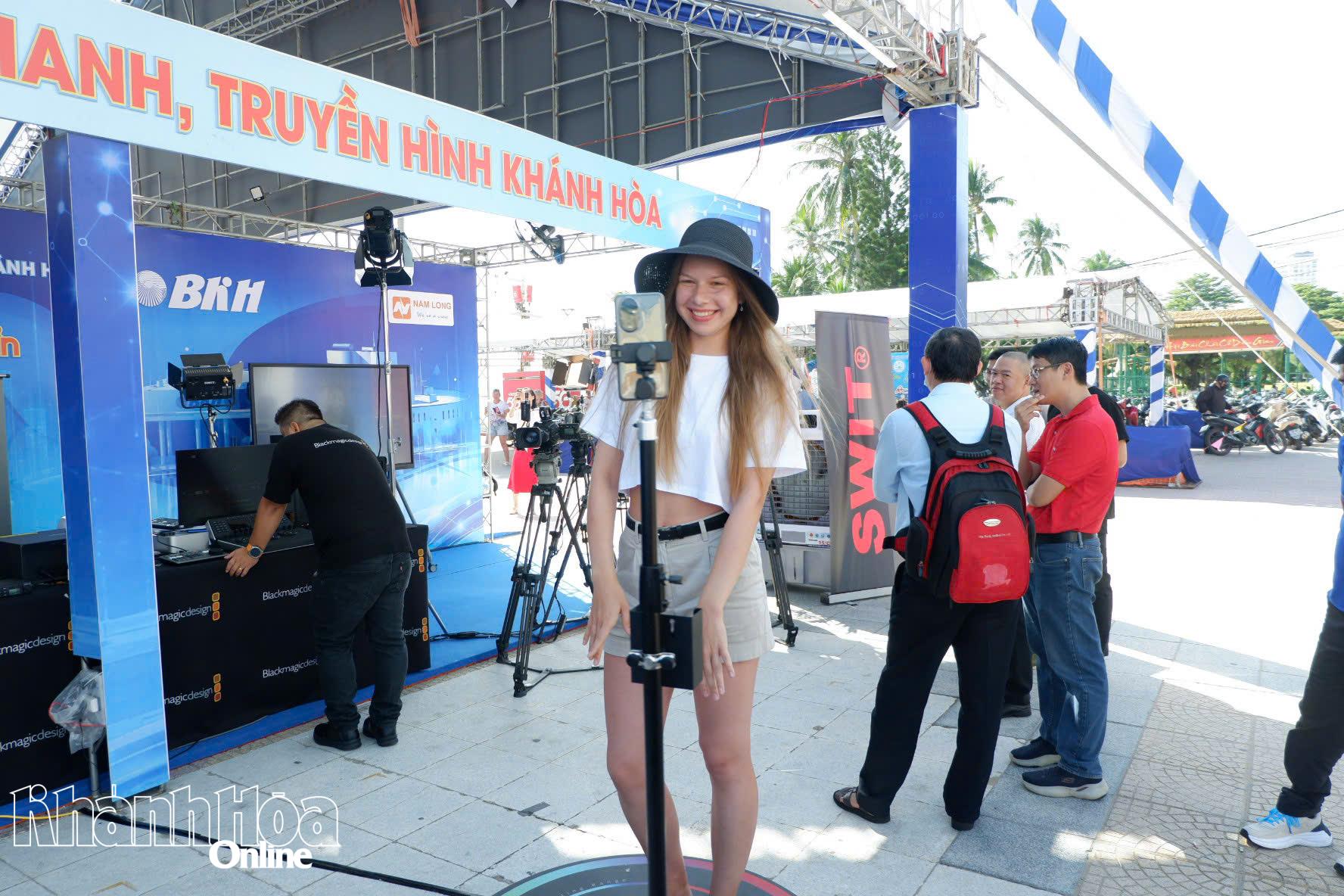 Một du khách nước ngoài trải nghiệm sử dụng camera 360 độ.
