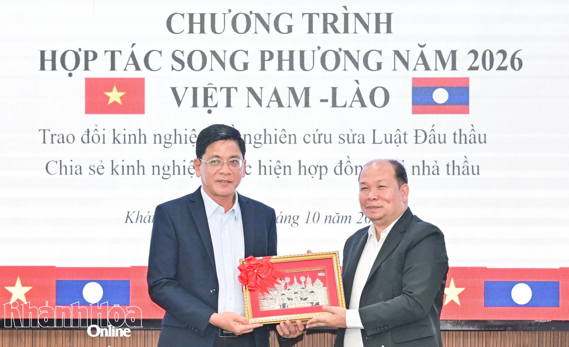 Ông Somboun Kenpaseuth tặng quà lưu niệm cho lãnh đạo Sở Tài chính tỉnh Khánh Hòa.