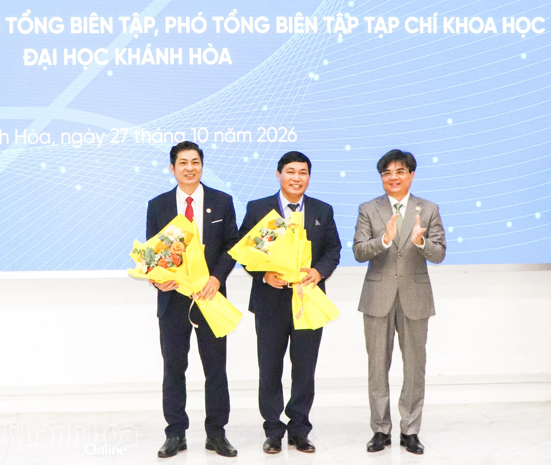 Lãnh đạo Trường Đại học Khánh Hòa tặng hoa chúc mừng các vị được bổ nhiệm Tổng Biên tập, Phó Tổng Biên tập tạp chí.
