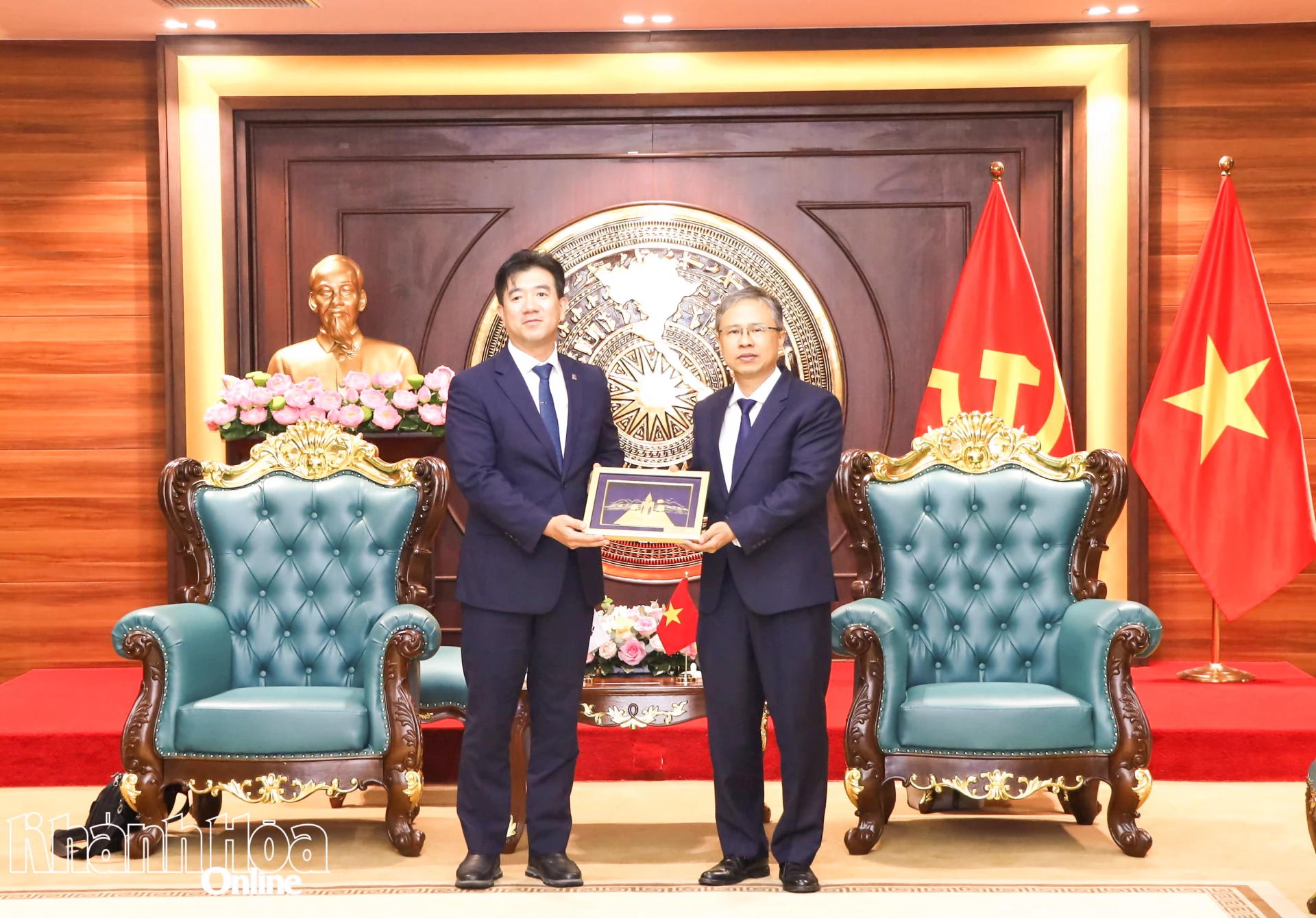 Đồng chí Trần Hòa Nam tặng quà lưu niệm cho ông Noh Dong-wan.
