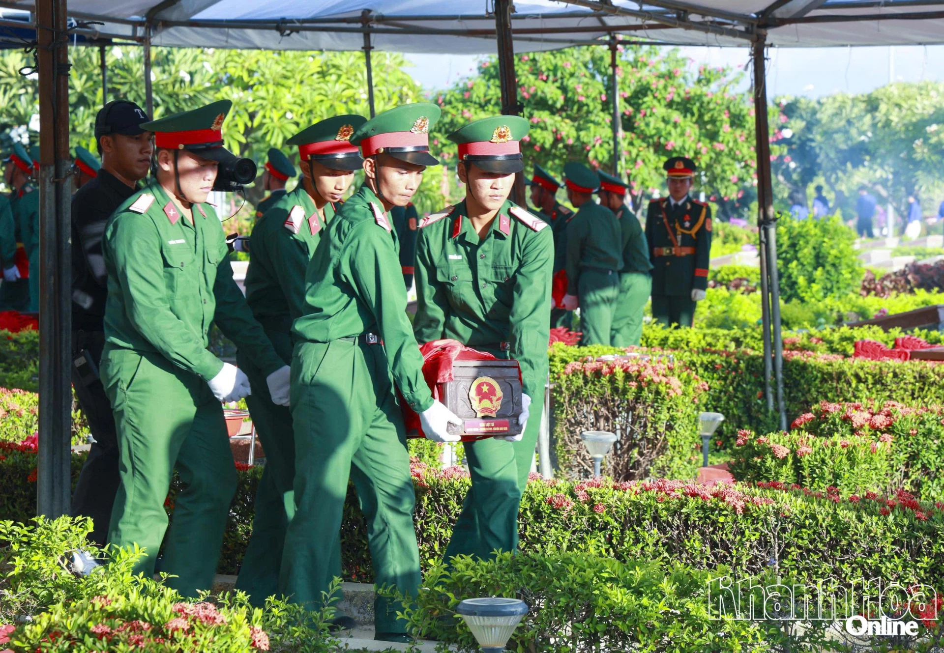 Đôi tiêu binh tiến hành di chuyển  hài cốt liệt sĩ đến vị trí các ô mộ để an táng