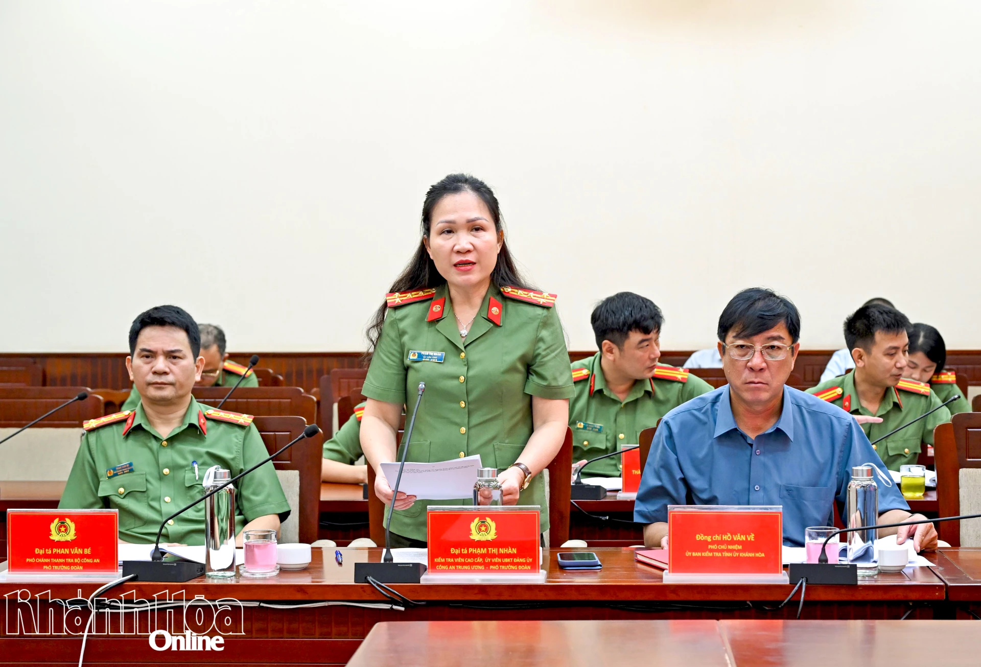 Đại tá Phạm Thị Nhàn thông qua dự thảo báo cáo kết quả giám sát đối với Đảng ủy Công an tỉnh Khánh Hòa.