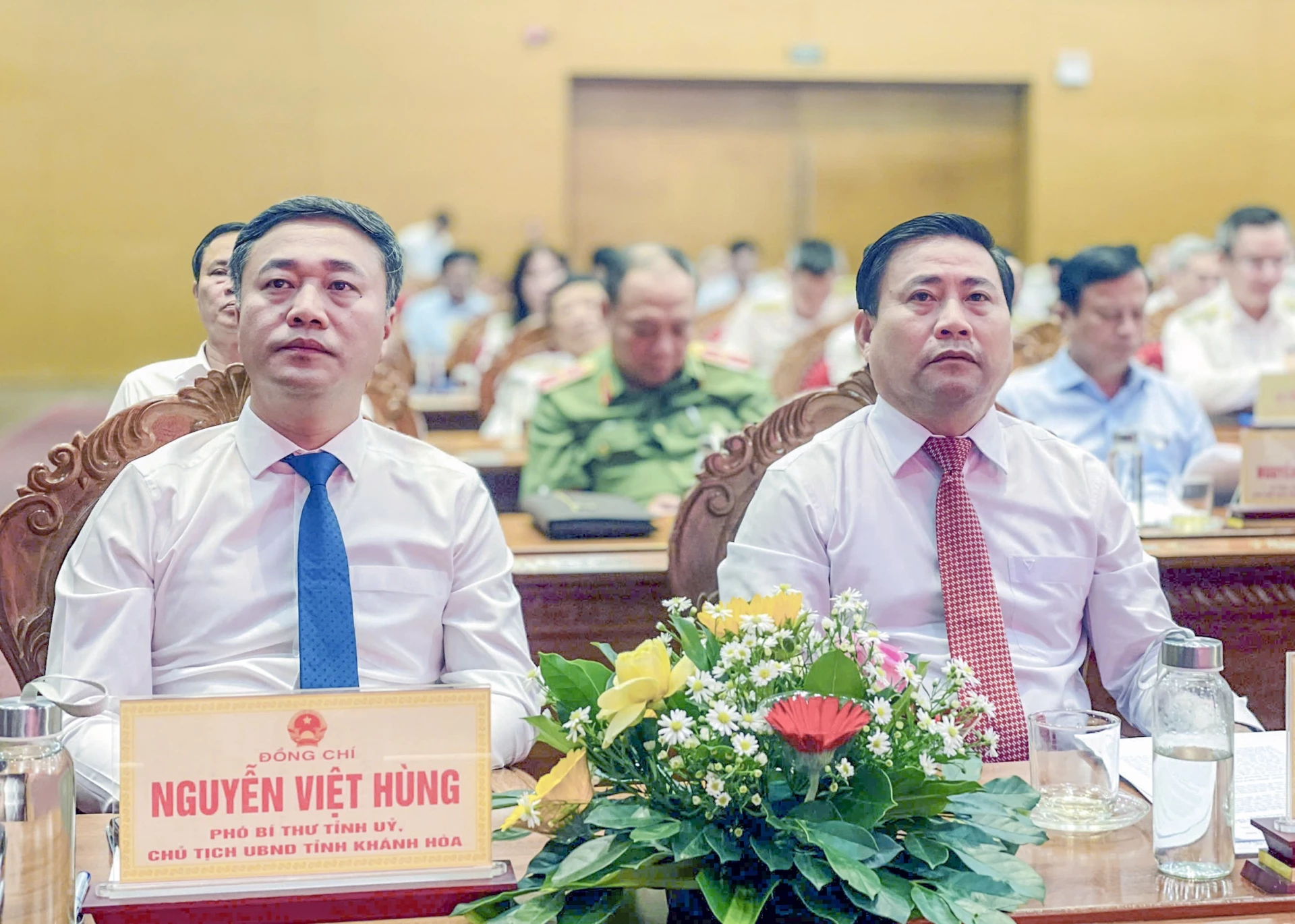 Đồng chí Lâm Đồng và đồng chí Nguyễn Việt Hùng dự hội nghị.