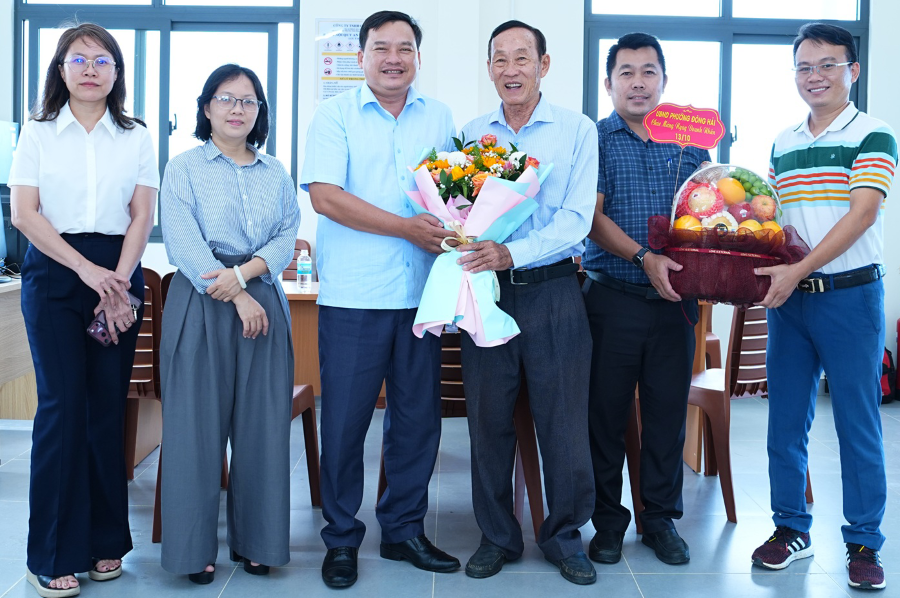 Lãnh đạo phường Đông Hải tặng hoa chúc mừng Công ty Cấp nước Đông Mỹ Hải.
