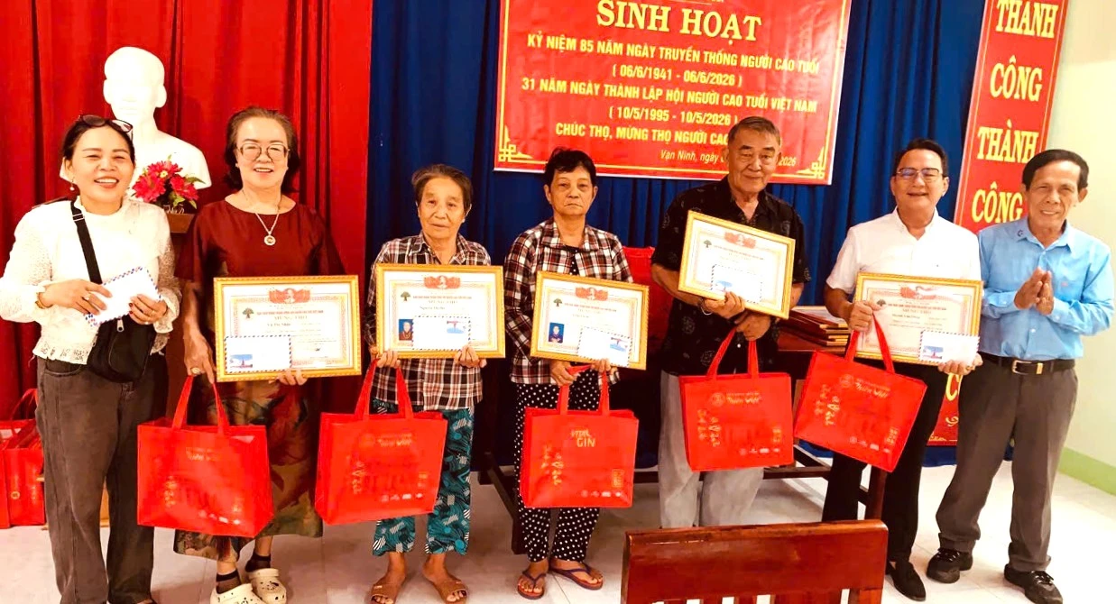 Hội Người cao tuổi xã Vạn Ninh chúc thọ các cụ tại thôn 1.
