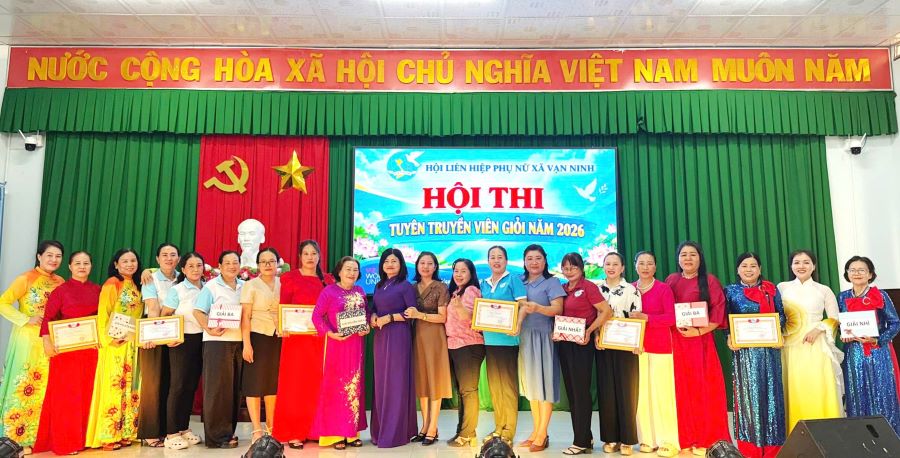 Ban tổ chức trao giải cho các đội thi.