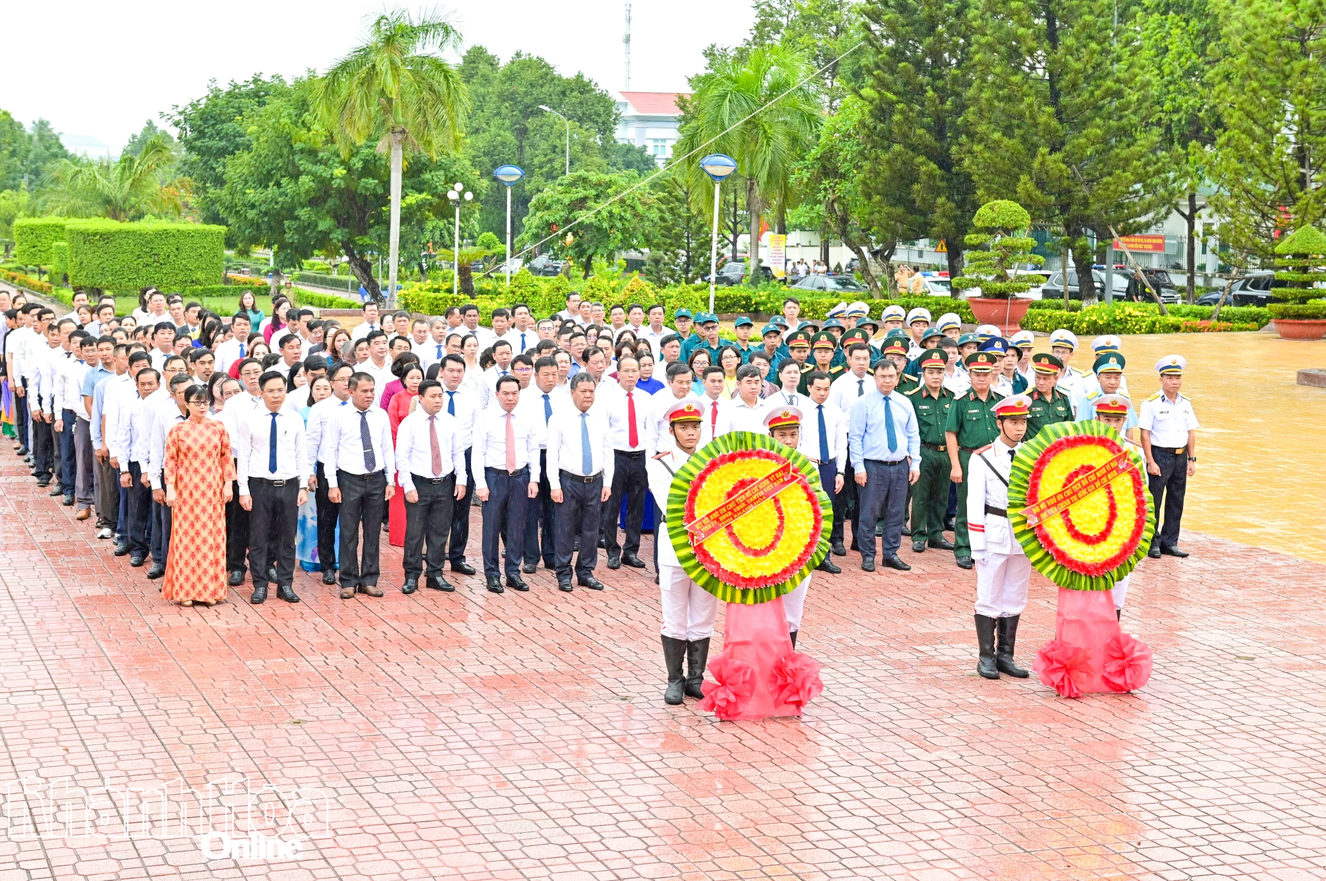 Quang cảnh tại lễ dâng hoa, dâng hương tưởng nhớ Chủ tịch Hồ Chí Minh.
