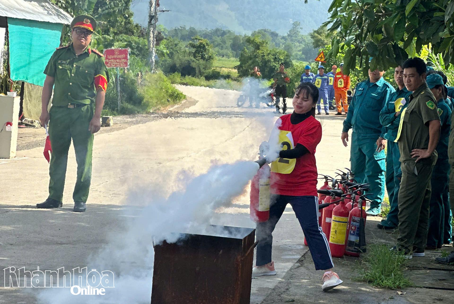 Đội  thi tranh tài ở nội dung thực hành chữa cháy. 