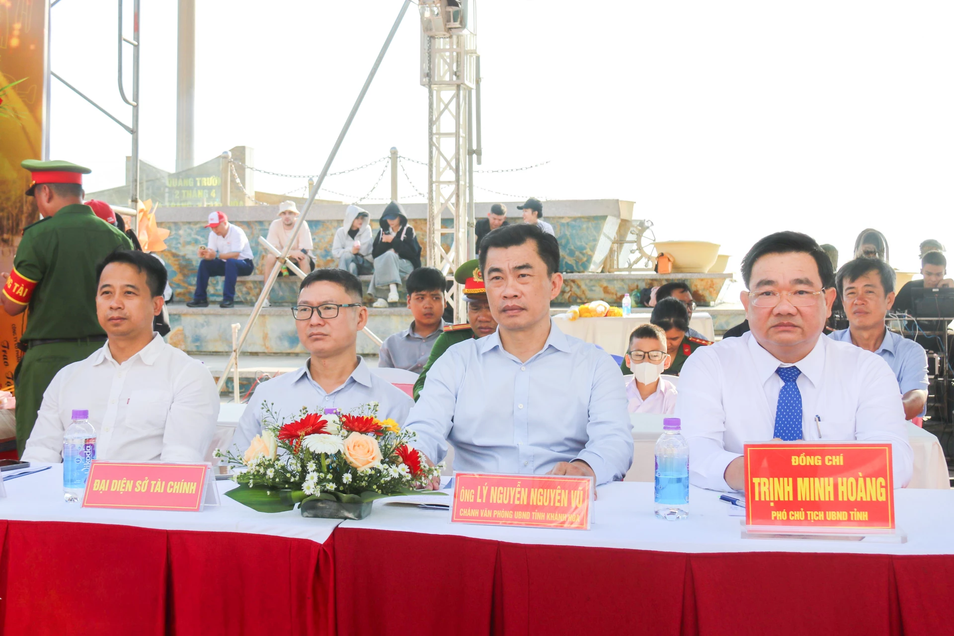 Đồng chí Trịnh Minh Hoàng và các đại biểu tham dự hội thi