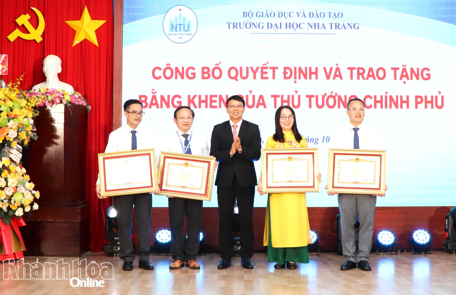 Thừa ủy quyền của Thủ tướng Chính phủ, đồng chí Nguyễn Thanh Hà trao bằng khen của Thủ tướng cho các cá nhân.