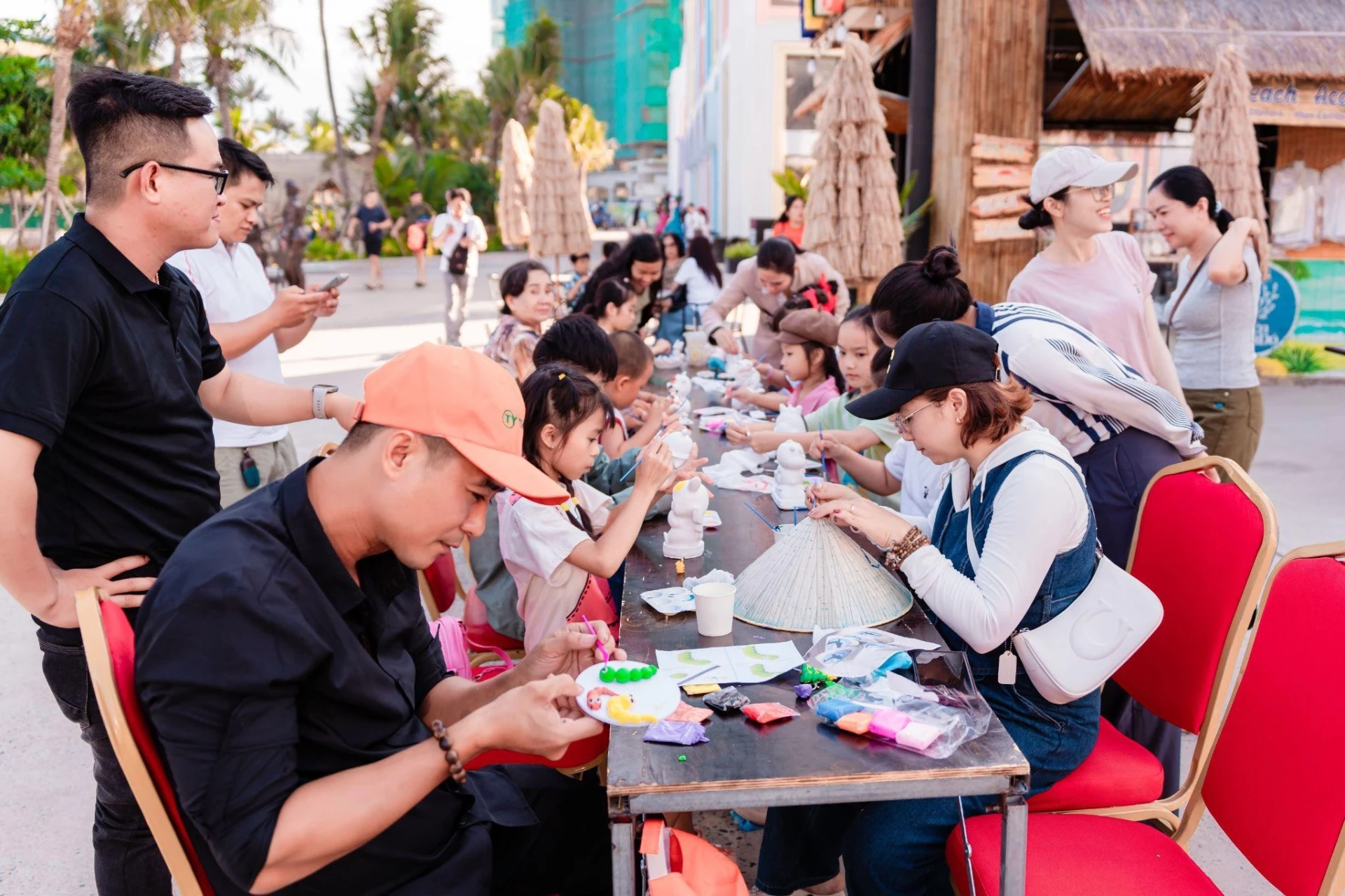 Workshop sáng tạo trong các hoạt động cuối tuần tại Libera Nha Trang luôn là không gian gắn kết các thế hệ.