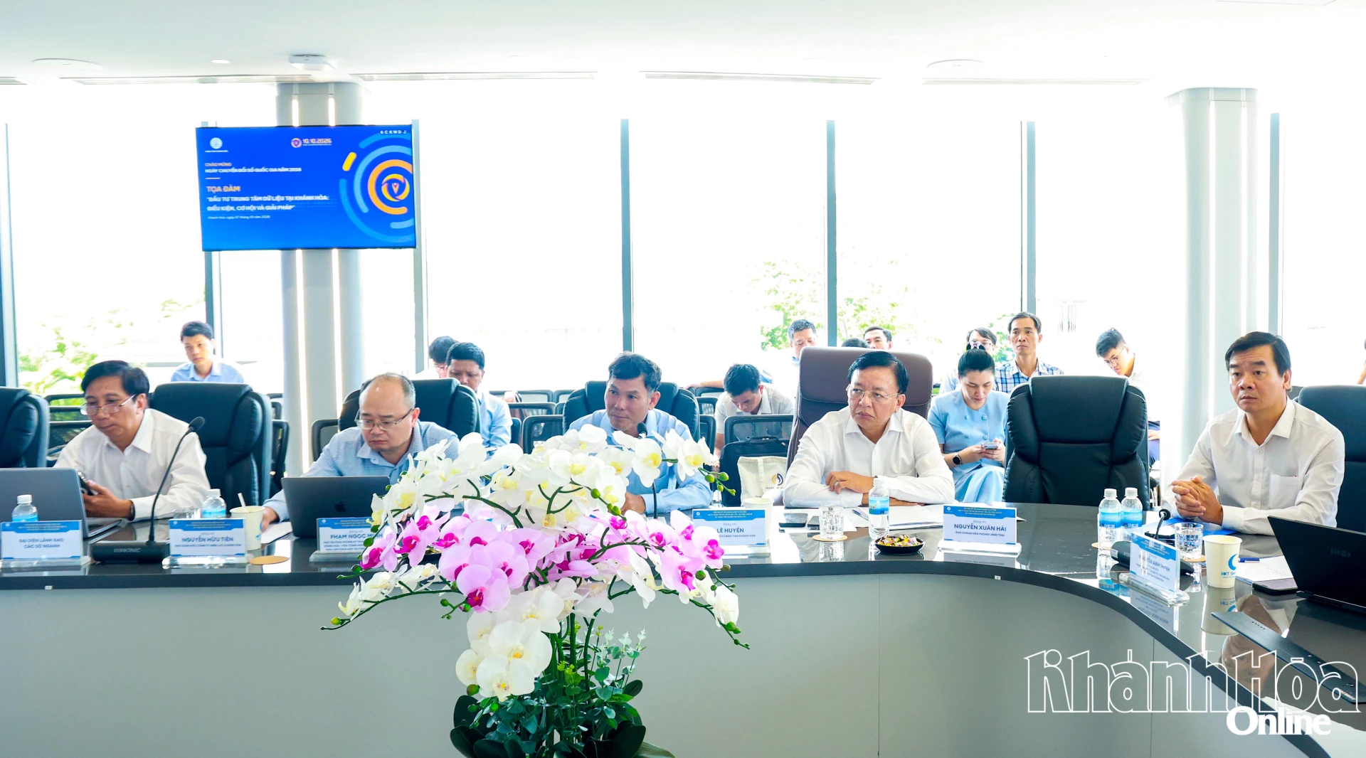 Lãnh đạo tỉnh và các sở, ban, ngành tham dự diễn đàn.