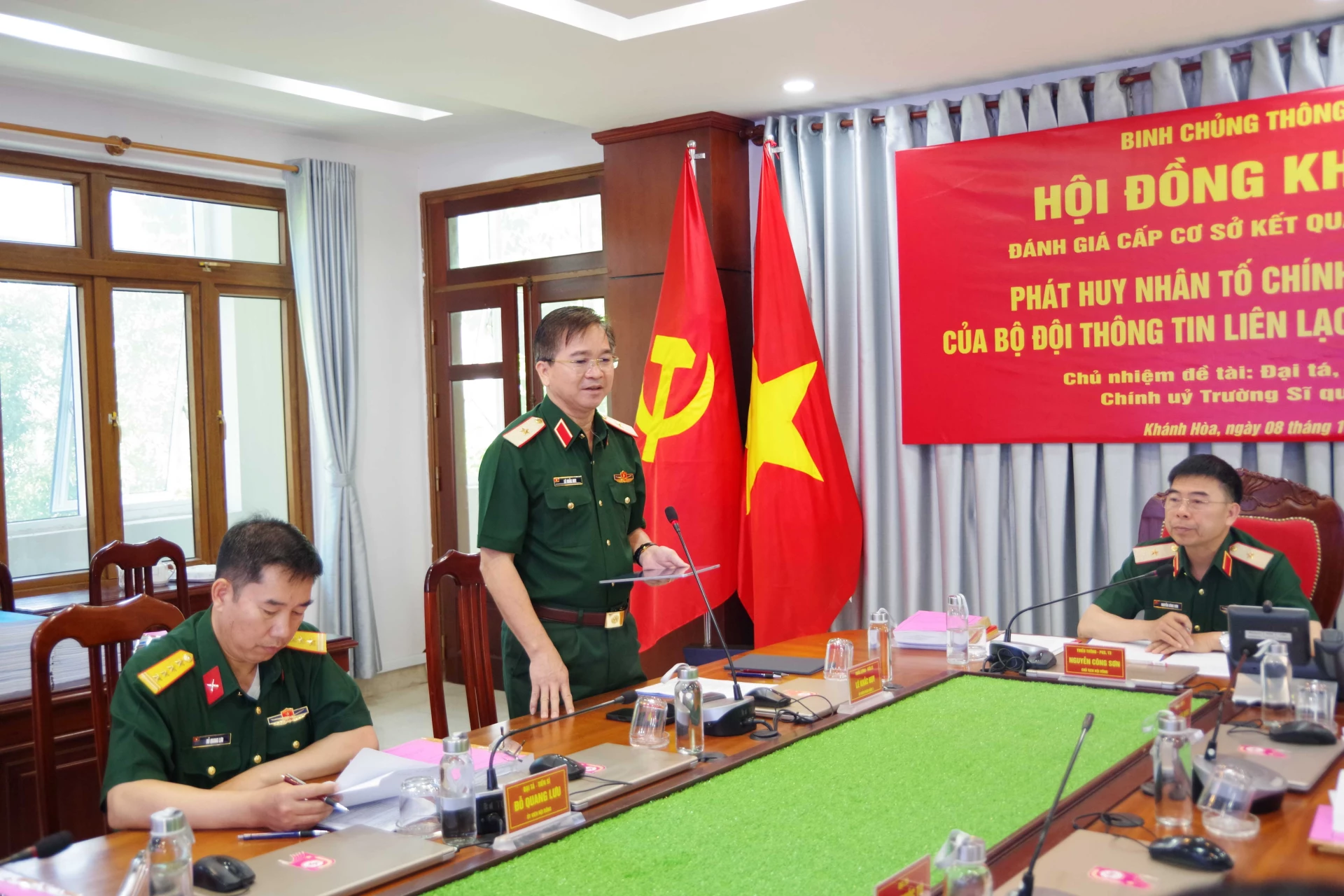Các thành viên Hội đồng tham gia nhận xét, phản biện.