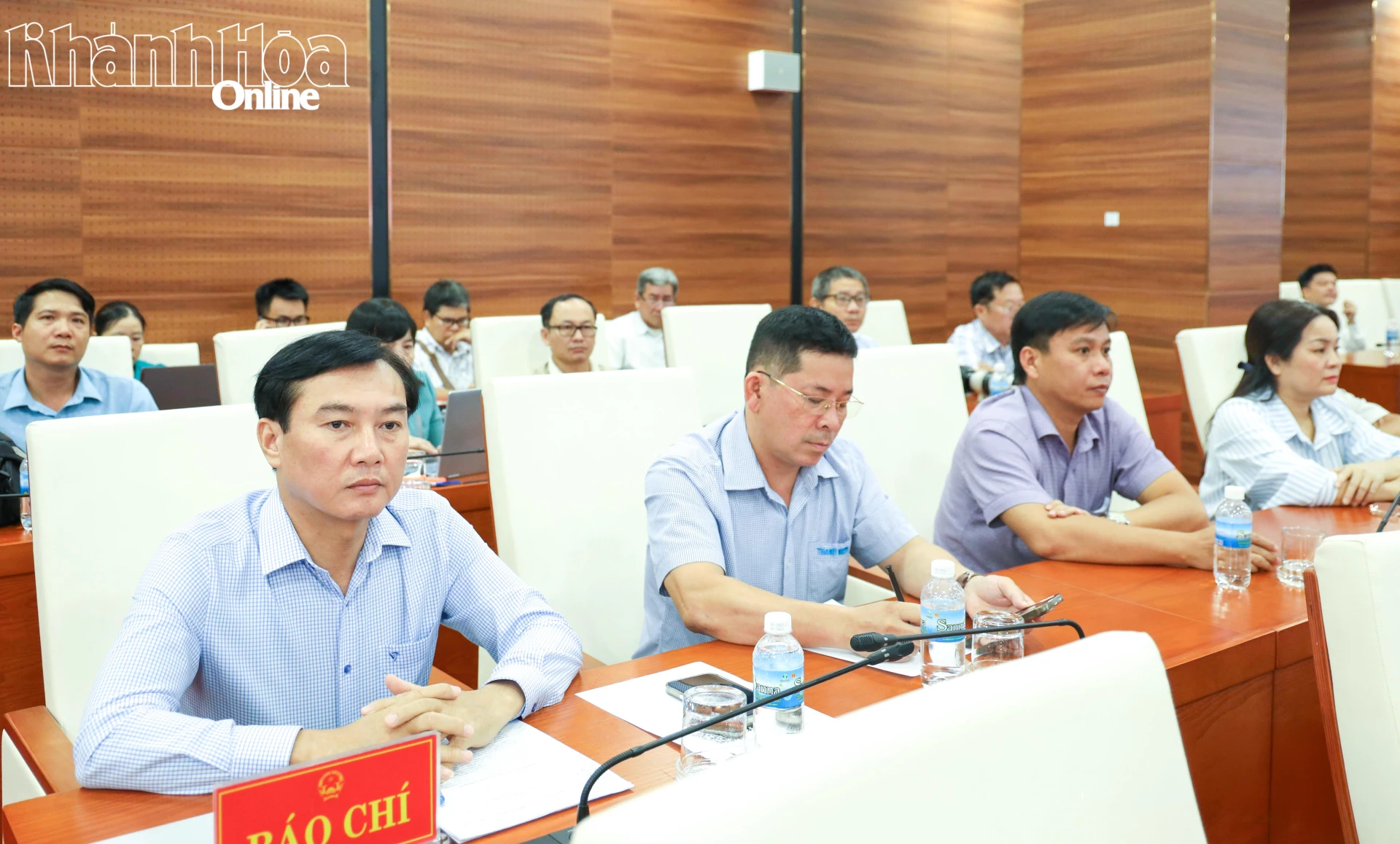 Các đại biểu tham dự họp báo.