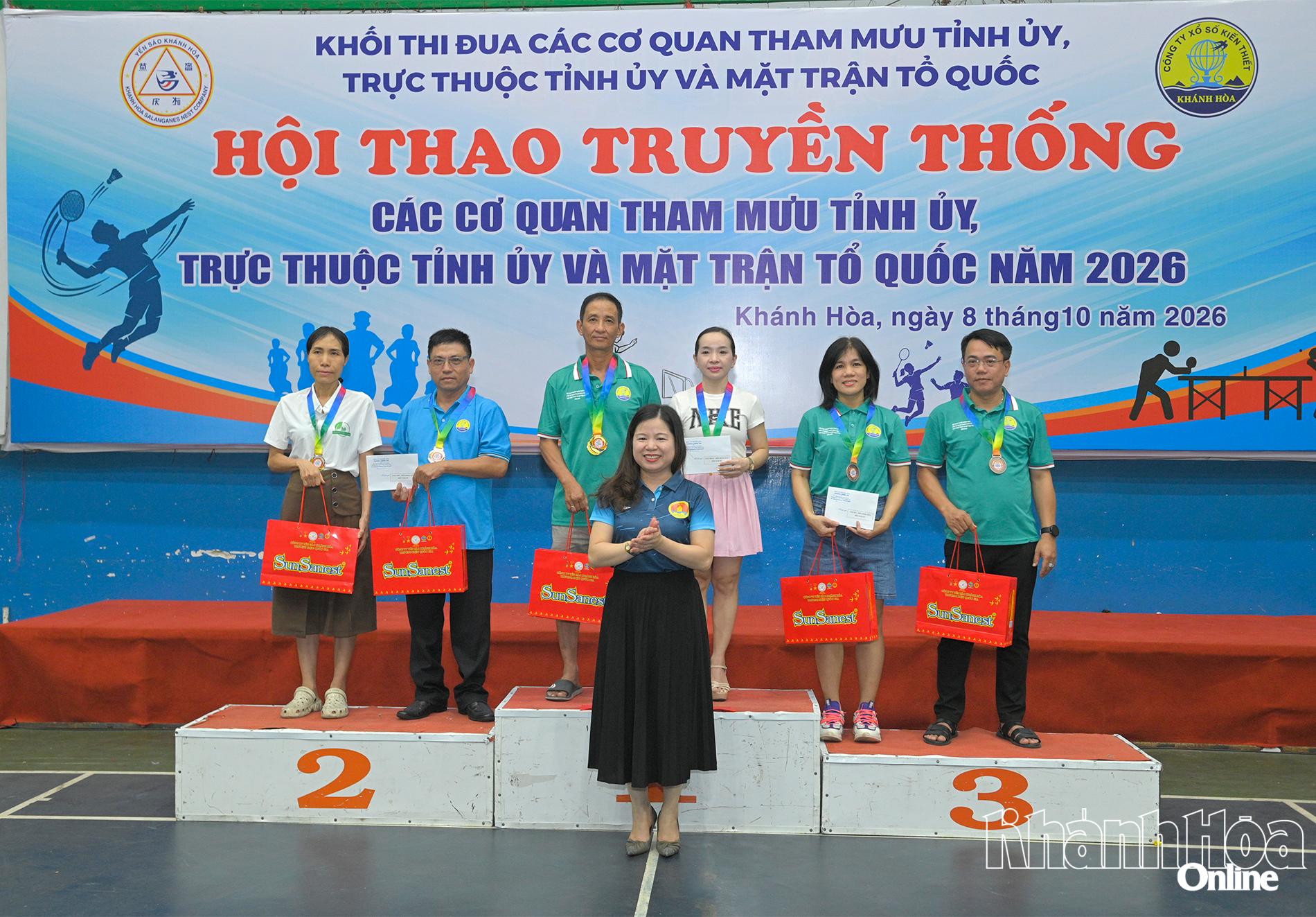 Đại diện Ban tổ chức trao huy chương giải thưởng cho các VĐV đôi nam-nữ bóng bàn.