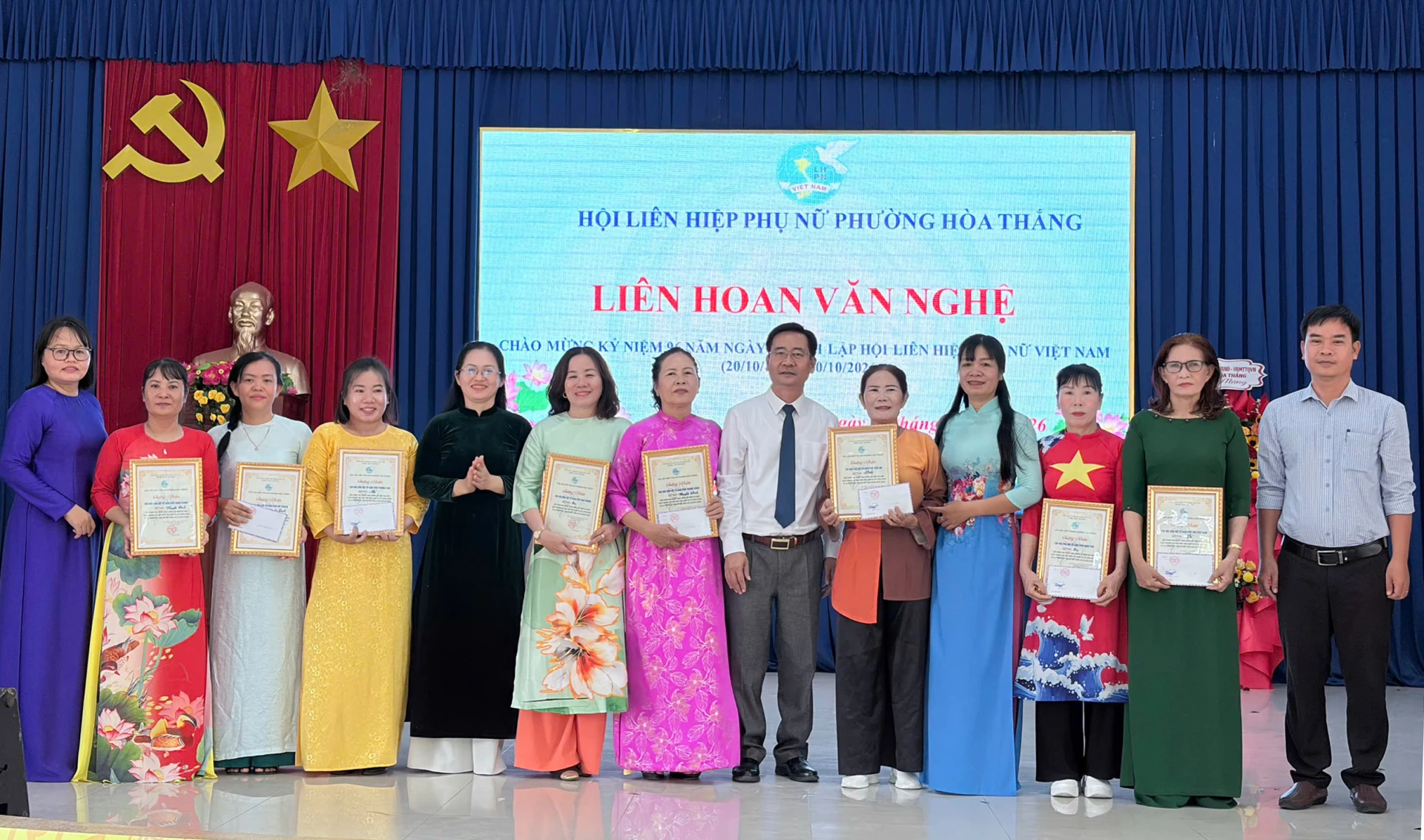 Trao giải cho các đội đạt giải tại liên hoan.