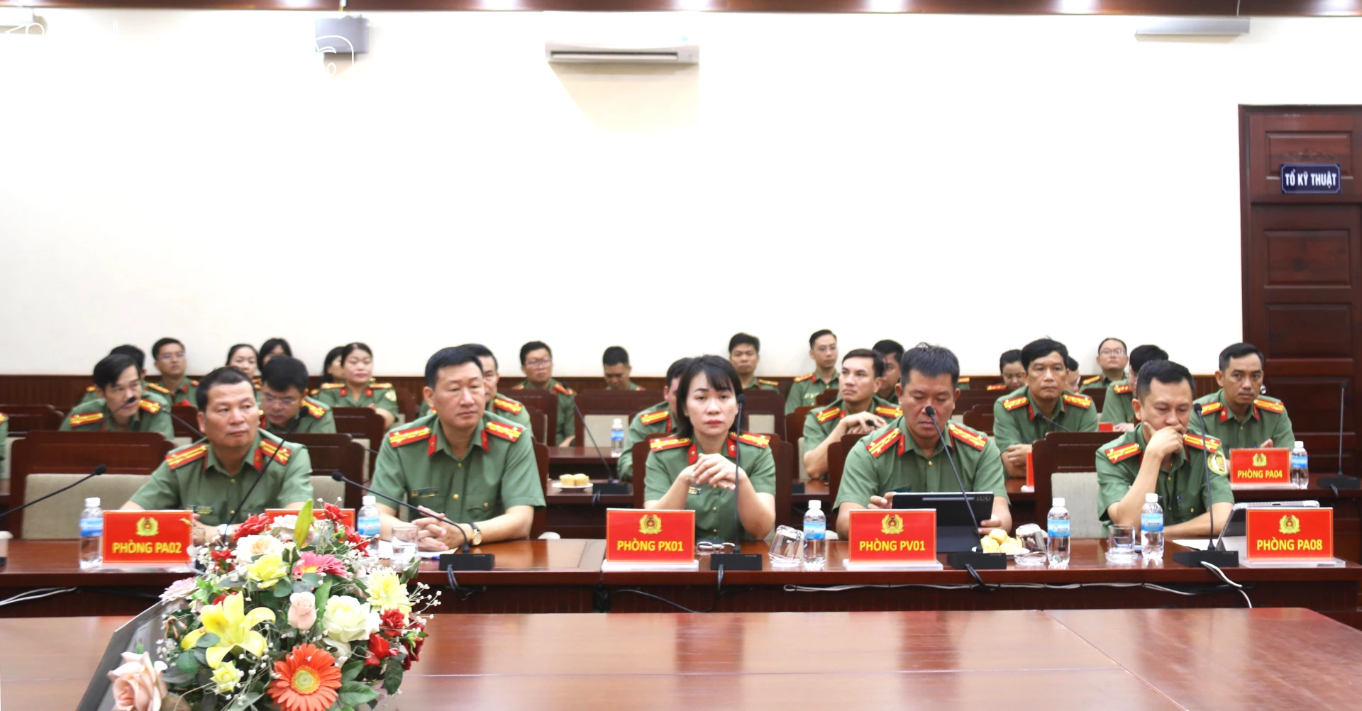 Lãnh đạo các đơn vị nghiệp vụ Công an tỉnh tham dự buổi lễ.