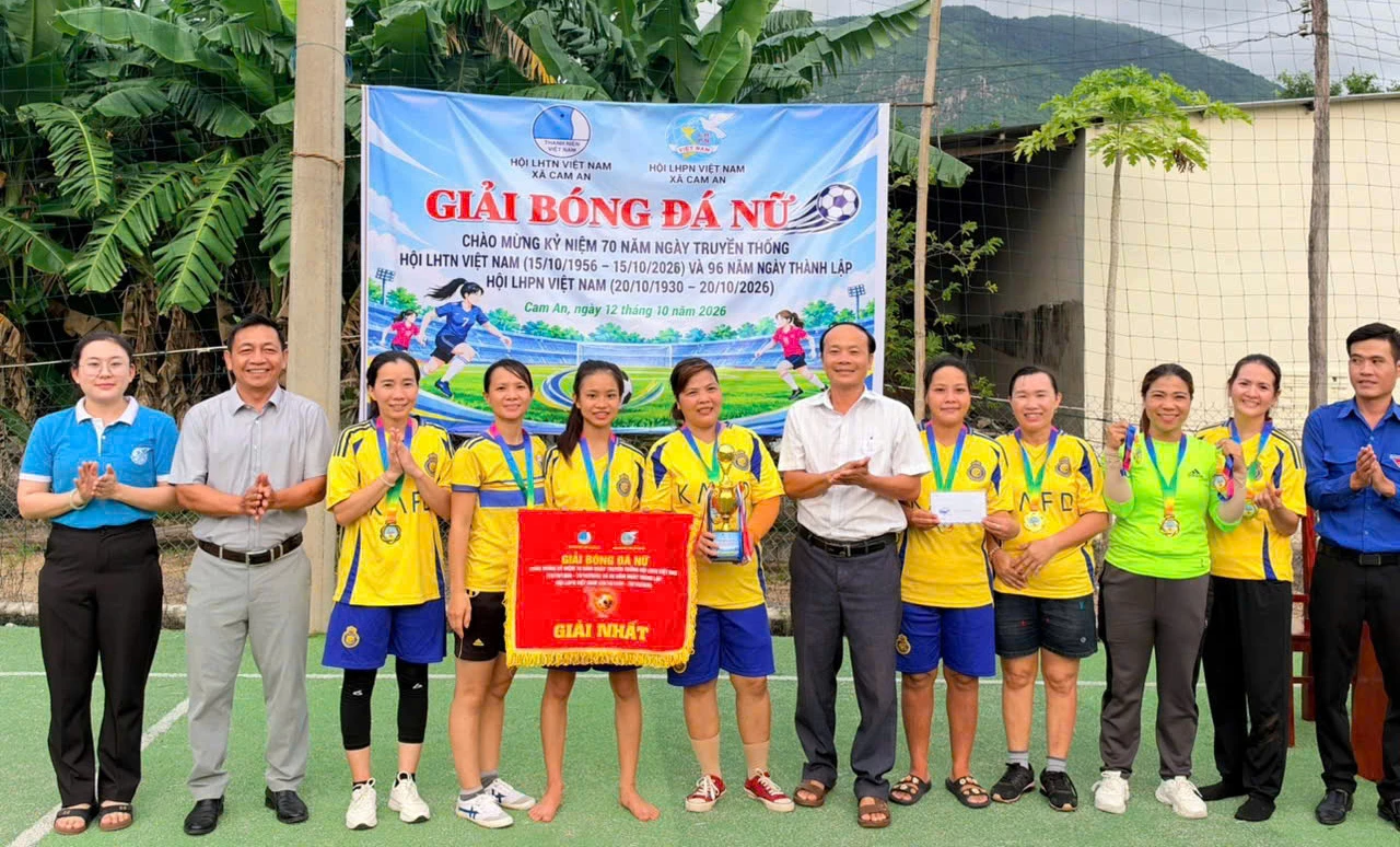 Lãnh đạo Ủy ban MTTQ Việt Nam xã, Trung tâm dịch vụ sự nghiệp công và Ban tổ chức trao giải nhất cho liên quân 3 thôn Vĩnh Bình, Vĩnh An, Tân An.