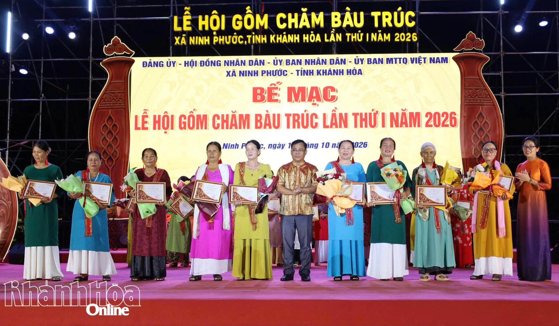 Ban tổ chức trao giải cho các thí sinh tham gia Hội thi Tay nghề làm gốm của người Chăm ở nhóm tuổi từ 61 trở lên.